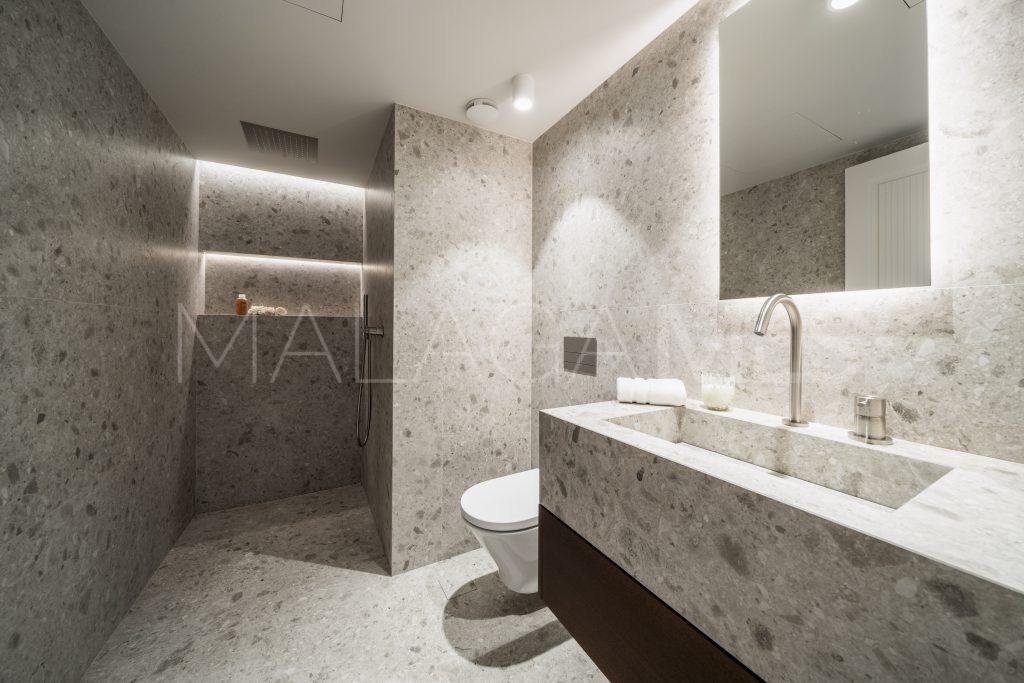 Villa for sale in Nueva Andalucia