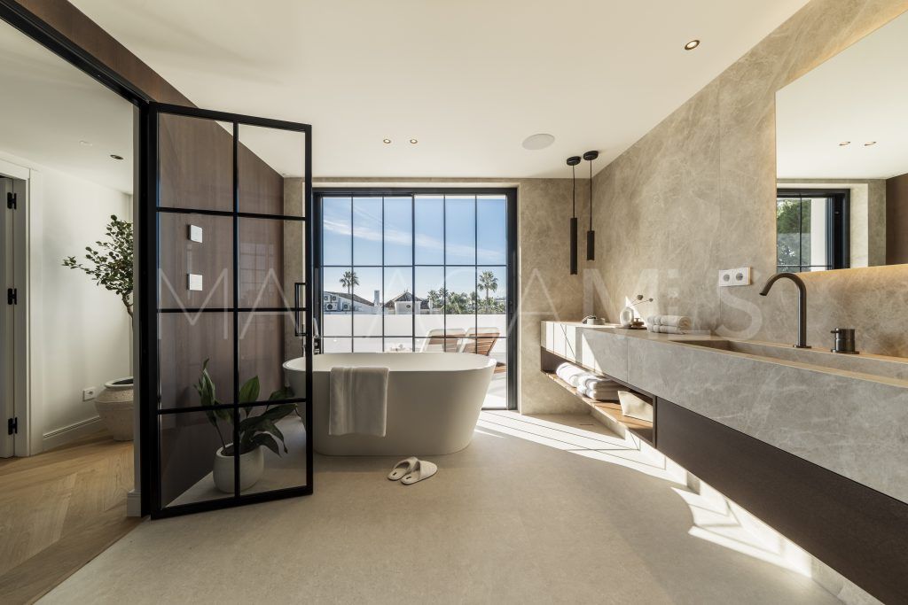 Villa for sale in Nueva Andalucia