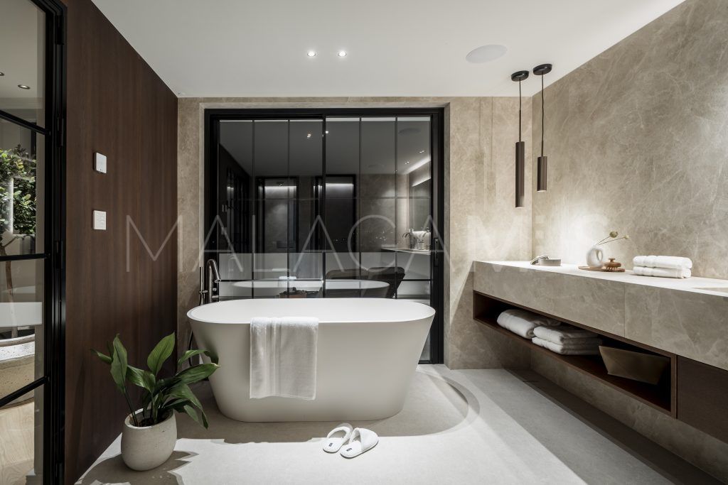 Villa for sale in Nueva Andalucia