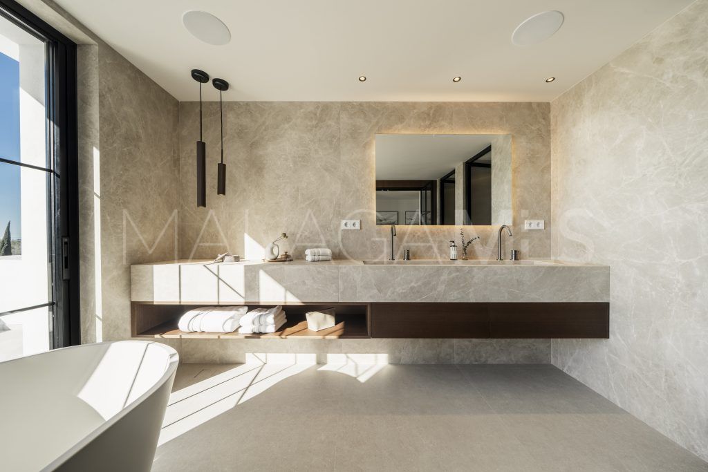 Villa for sale in Nueva Andalucia