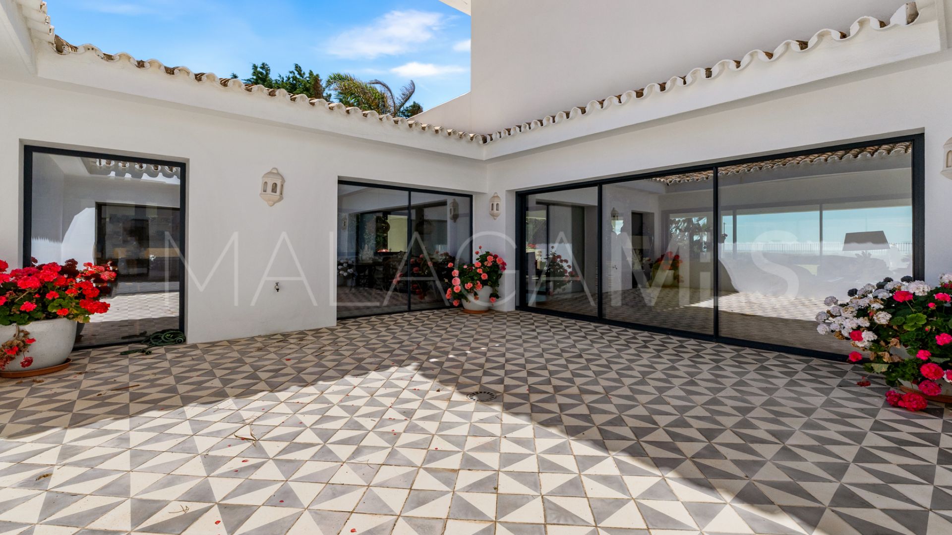 Villa for sale in Guadalmina Baja