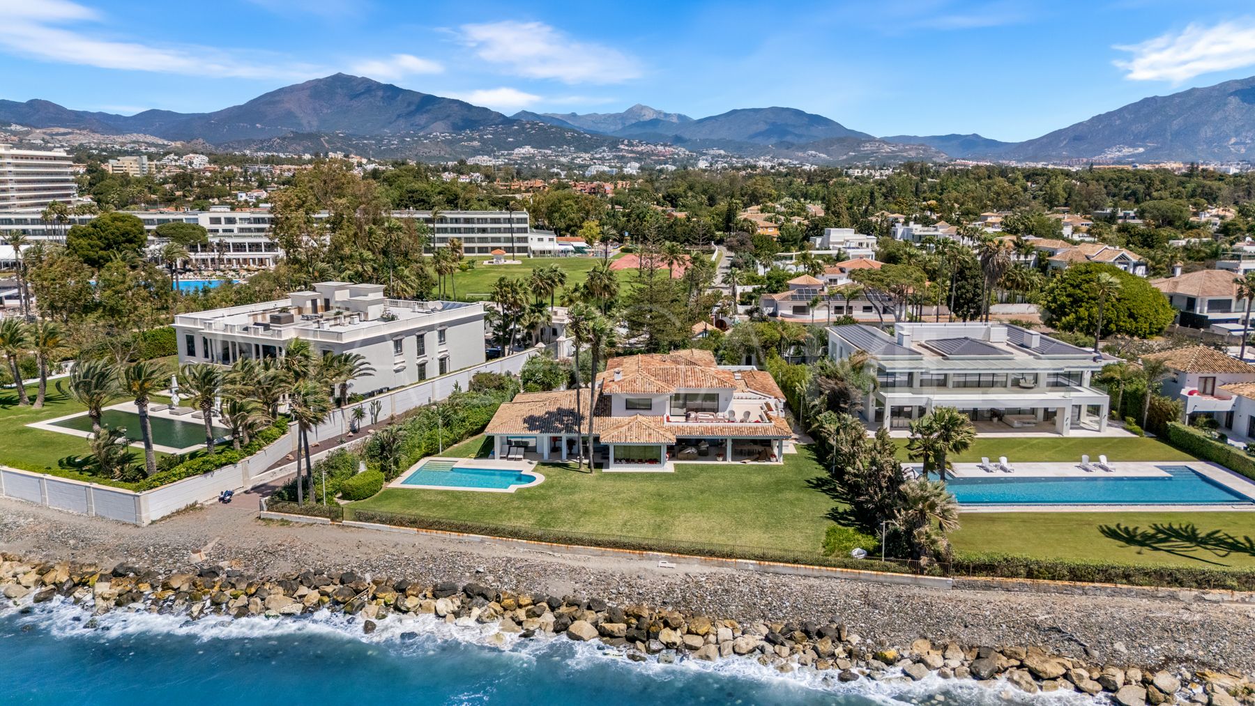 Villa for sale in Guadalmina Baja