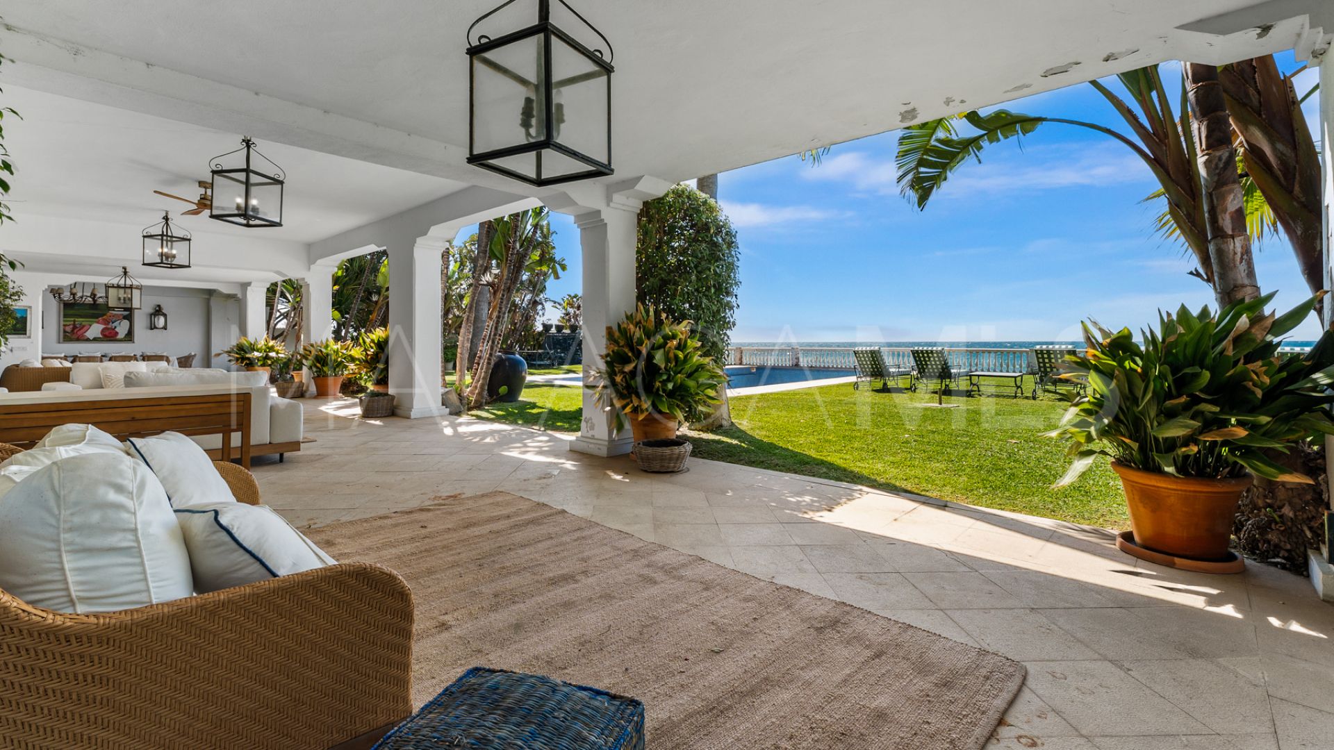 Villa for sale in Guadalmina Baja