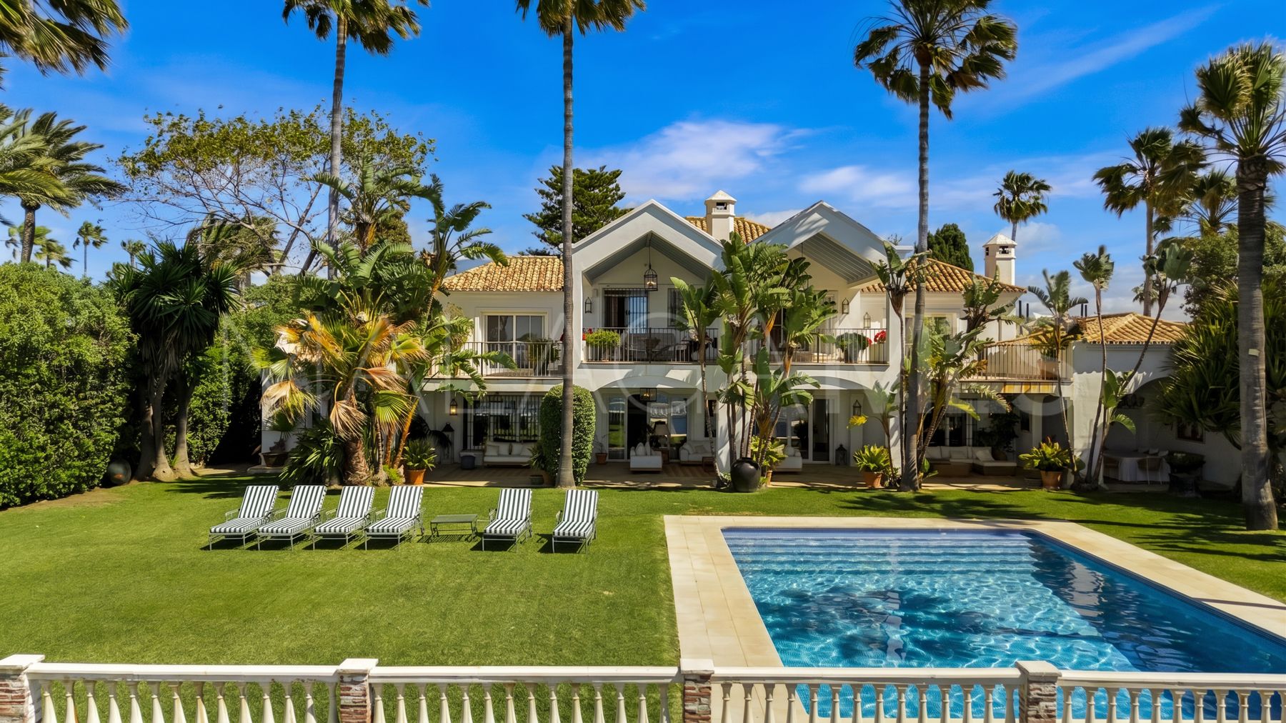 Villa for sale in Guadalmina Baja