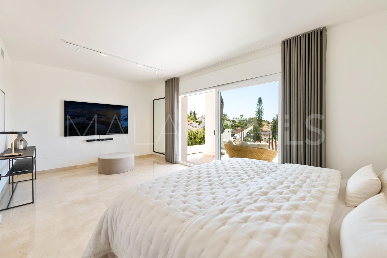 Villa for sale in Nueva Andalucia