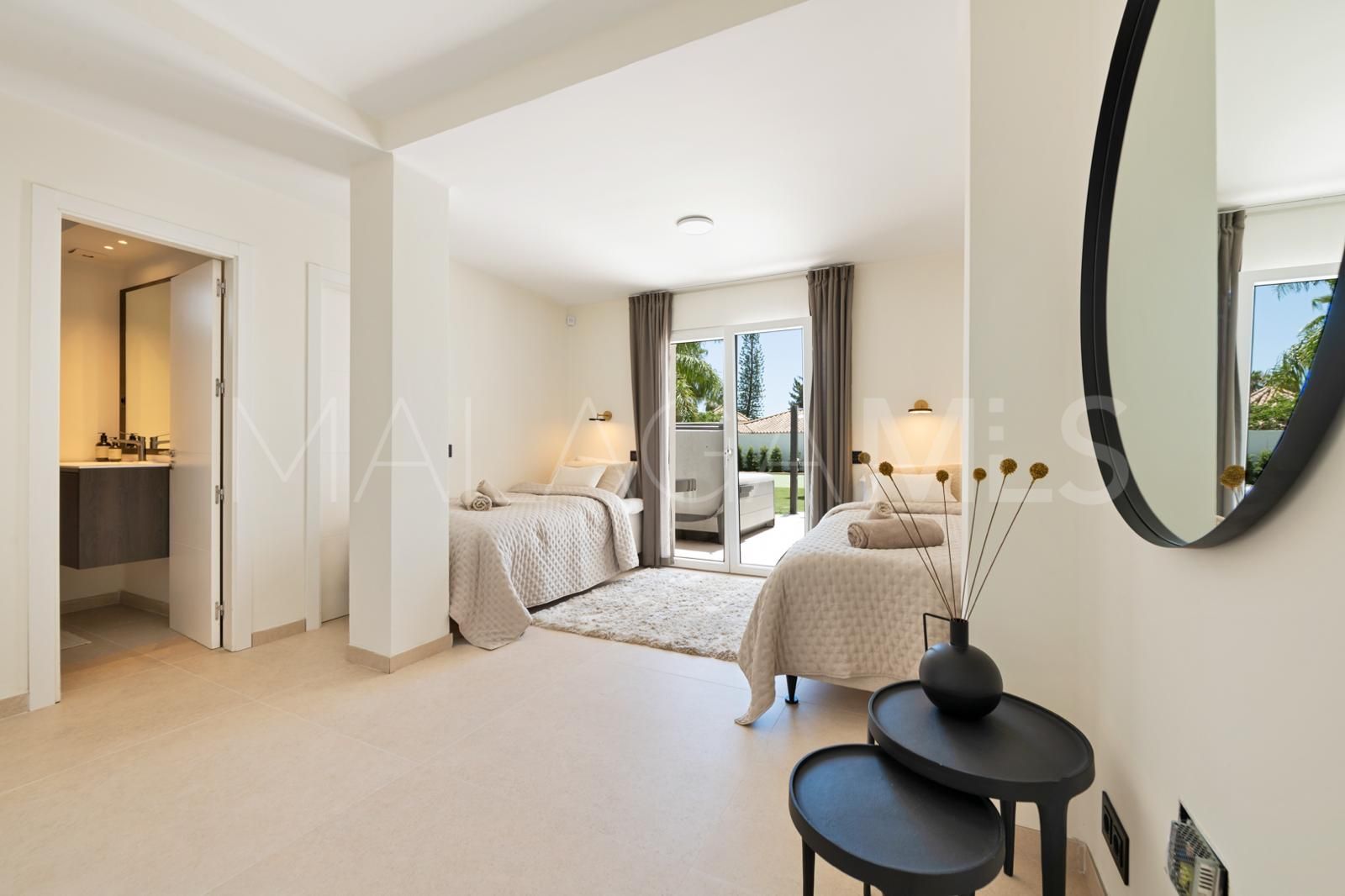 Villa for sale in Nueva Andalucia