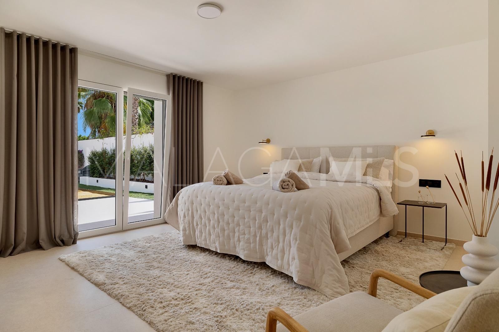 Villa for sale in Nueva Andalucia