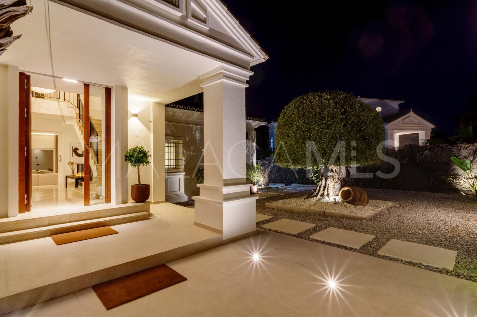 Villa for sale in Nueva Andalucia