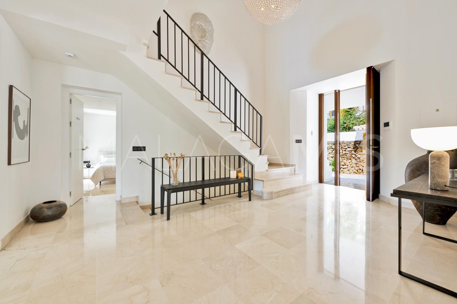 Villa for sale in Nueva Andalucia