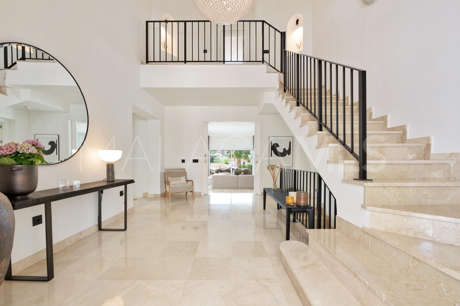 Villa for sale in Nueva Andalucia