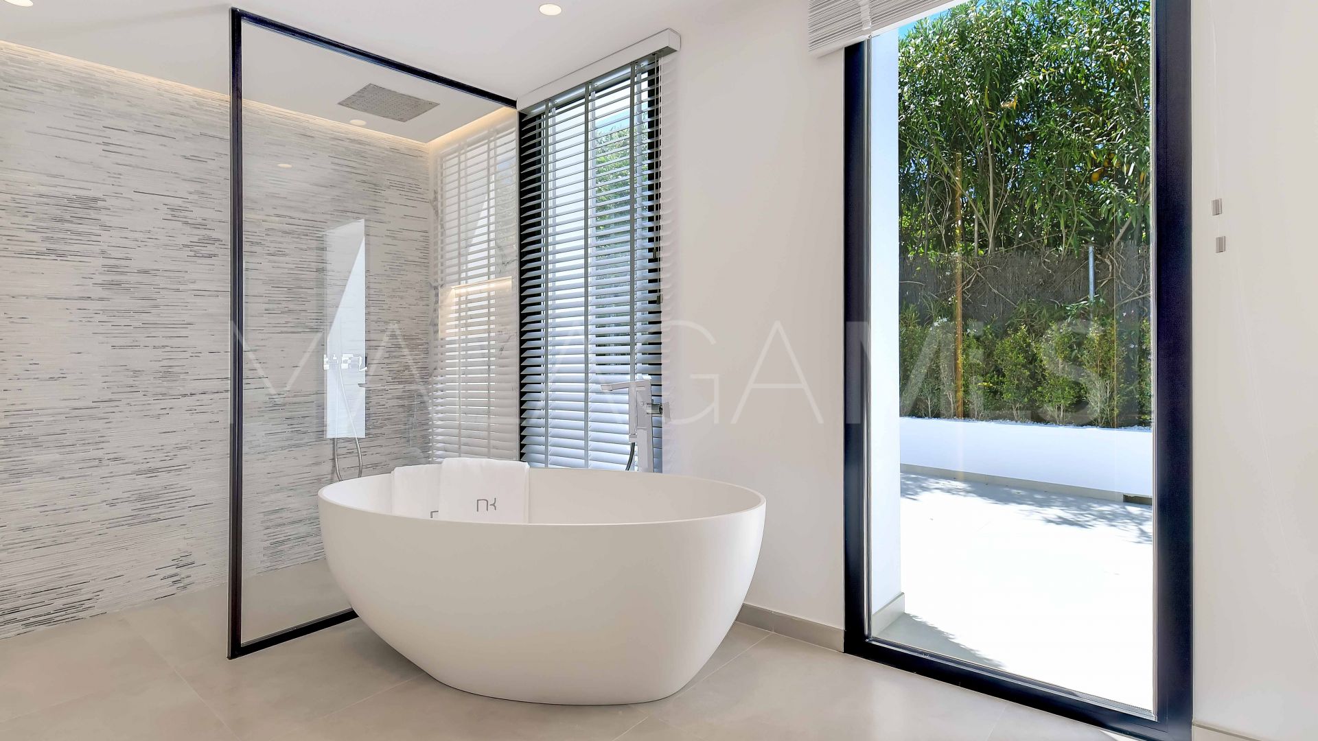 Villa for sale in Nueva Andalucia