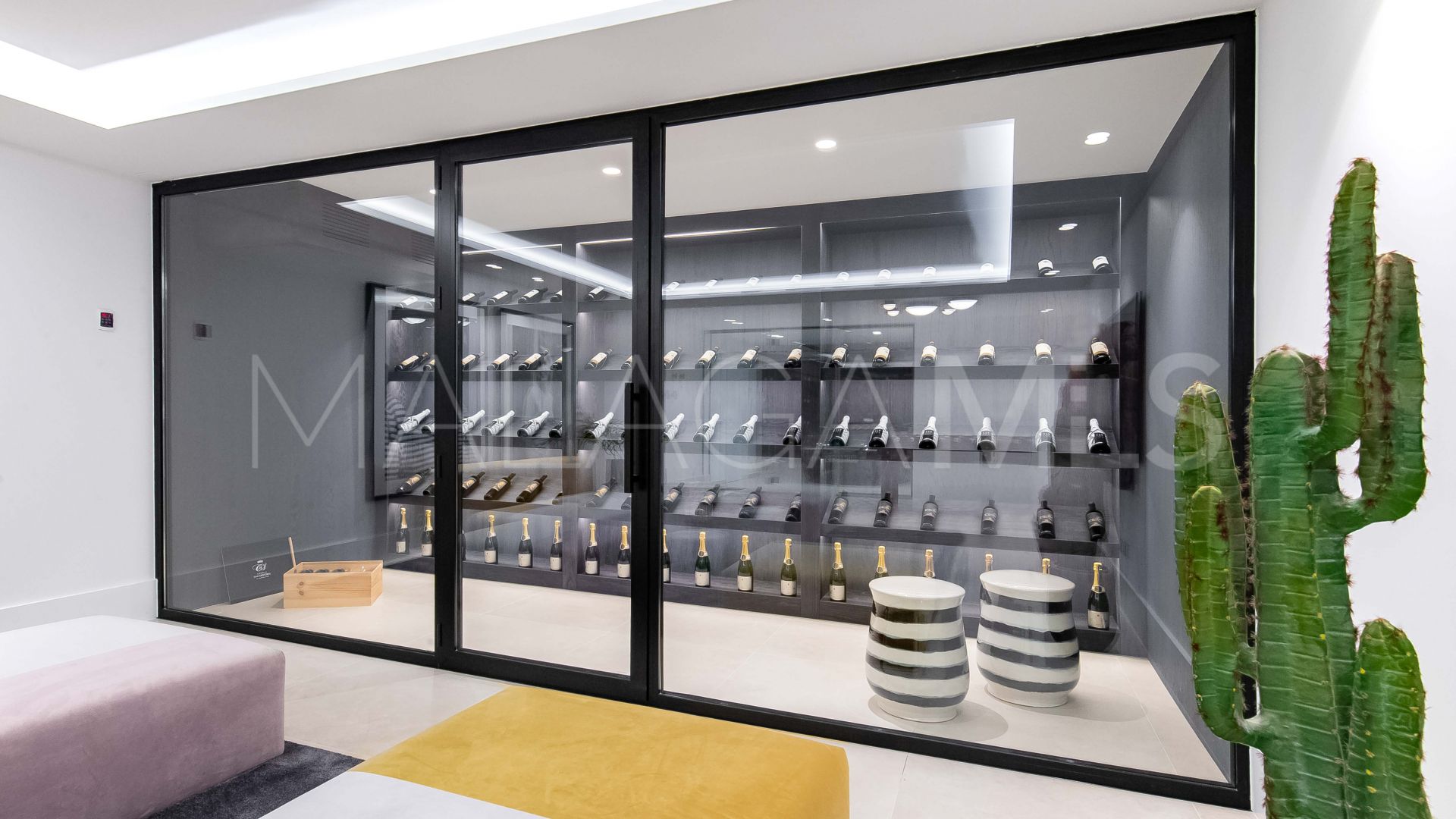 Villa for sale in Nueva Andalucia