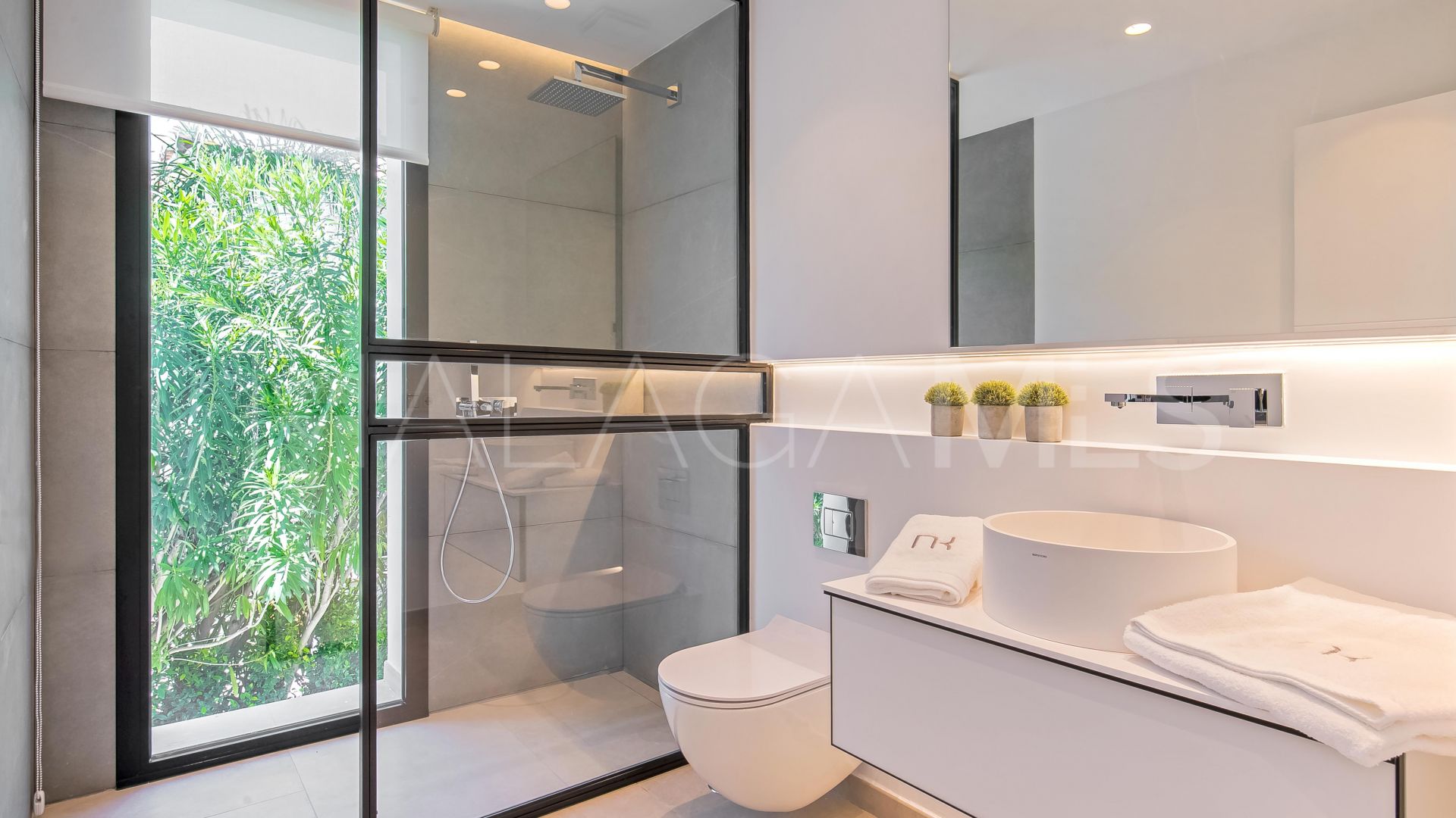 Villa for sale in Nueva Andalucia