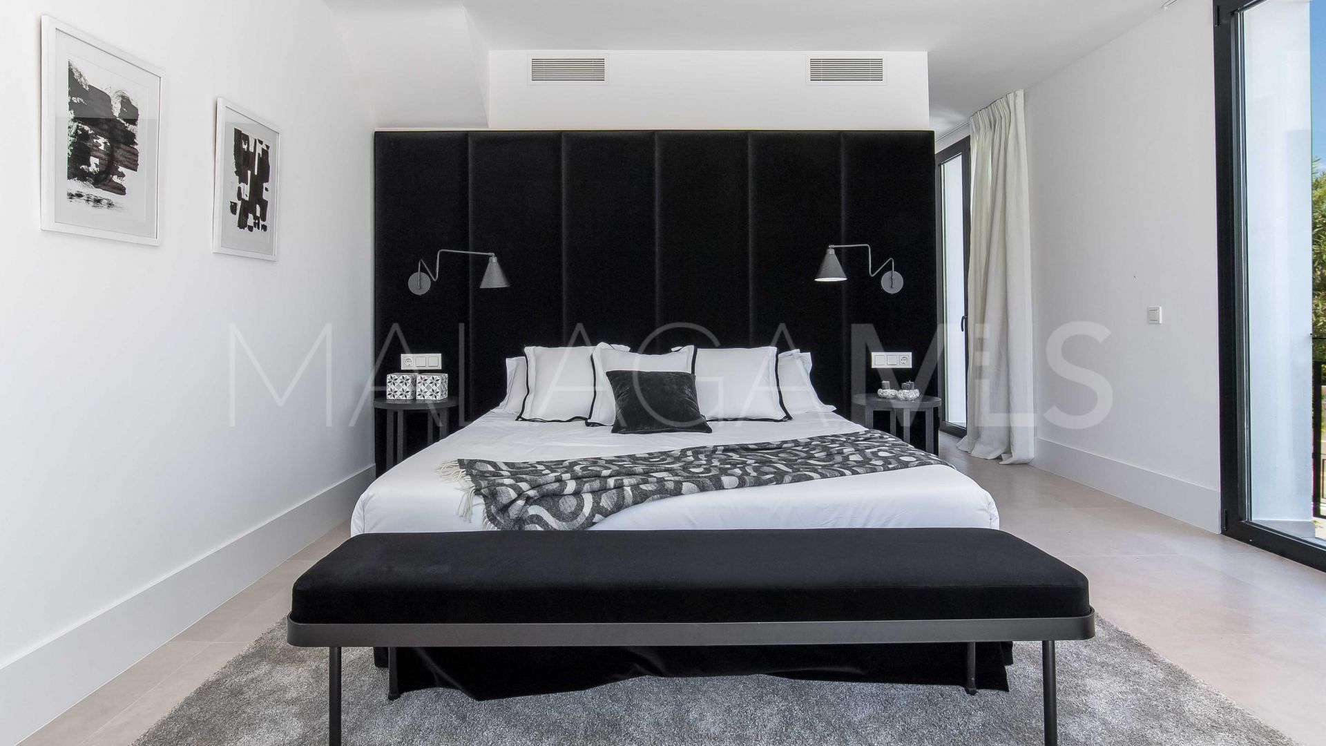 Villa for sale in Nueva Andalucia