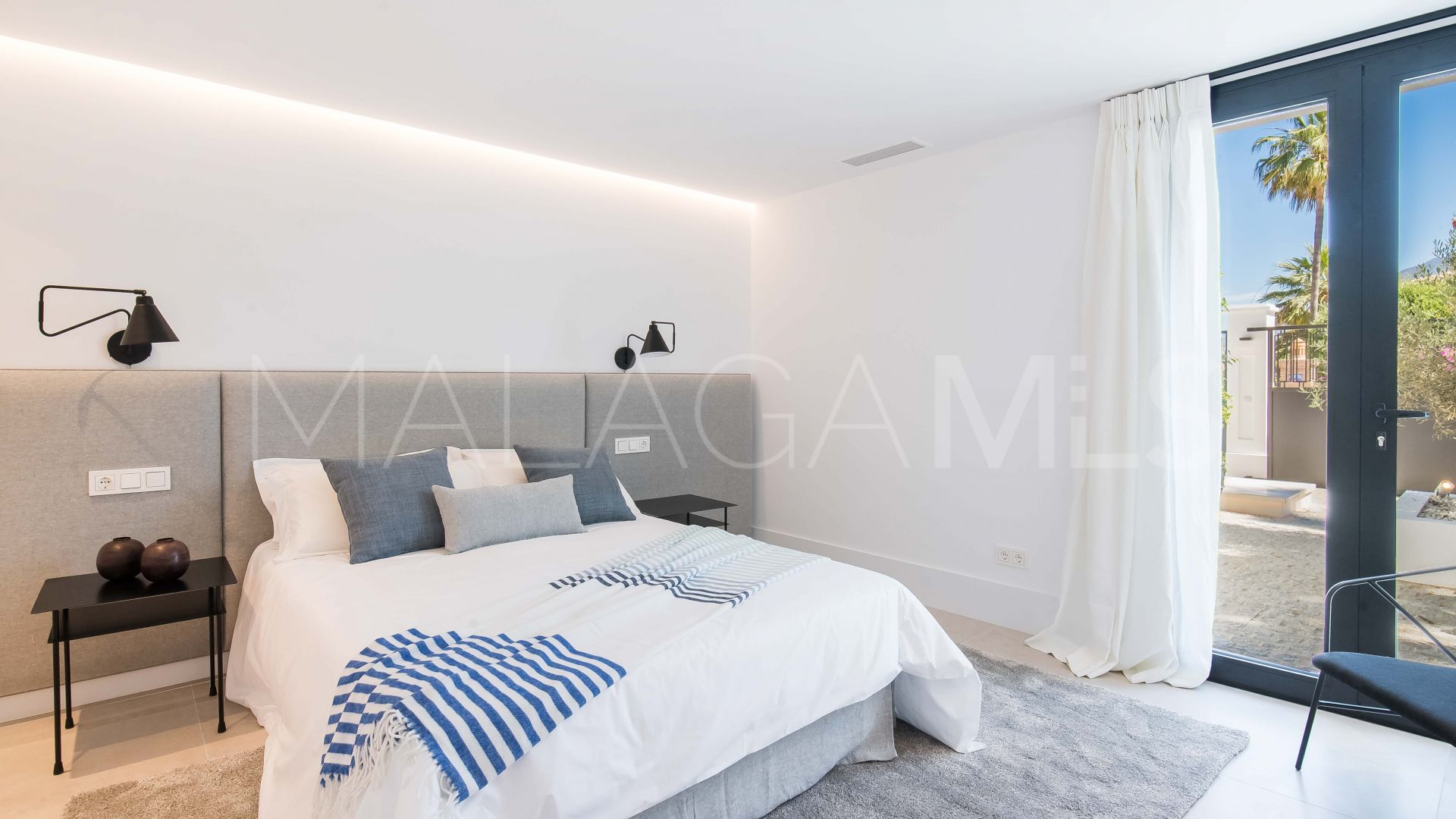 Villa for sale in Nueva Andalucia