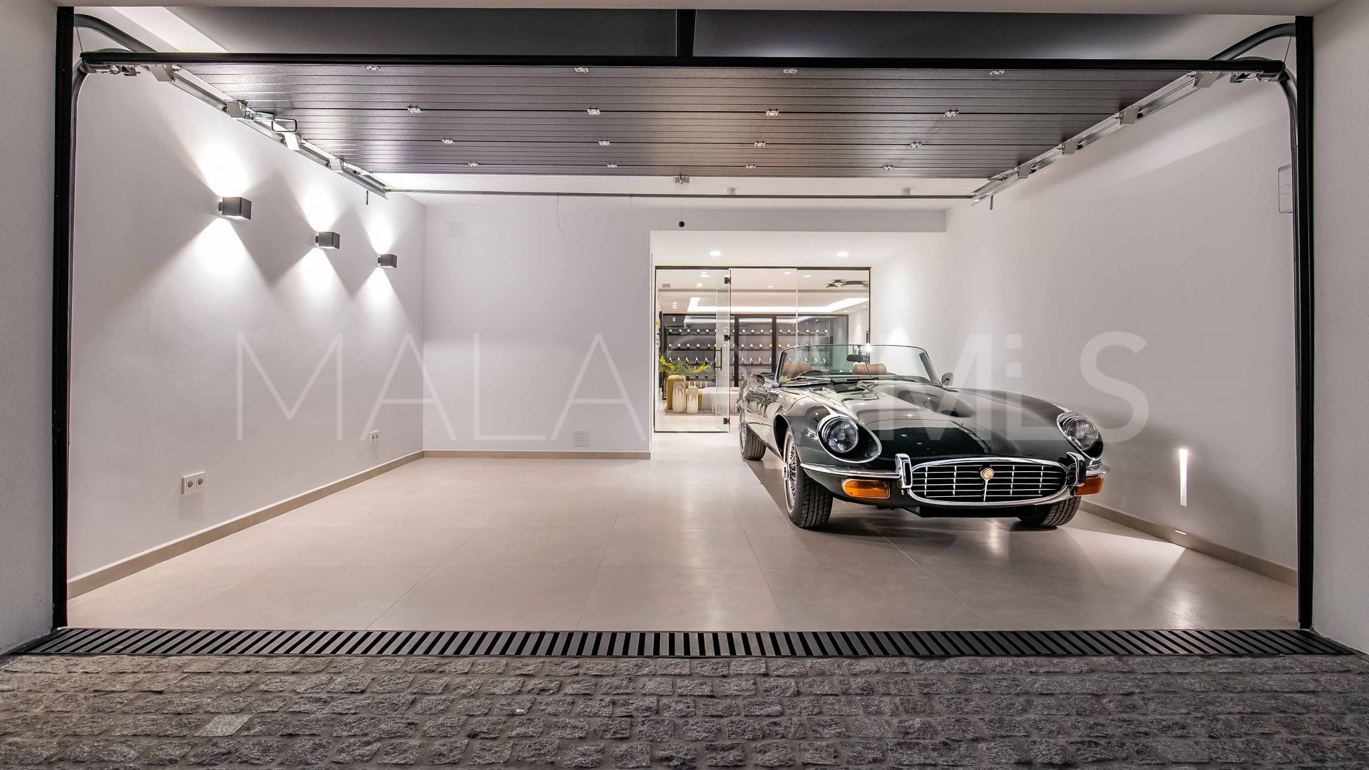 Villa for sale in Nueva Andalucia