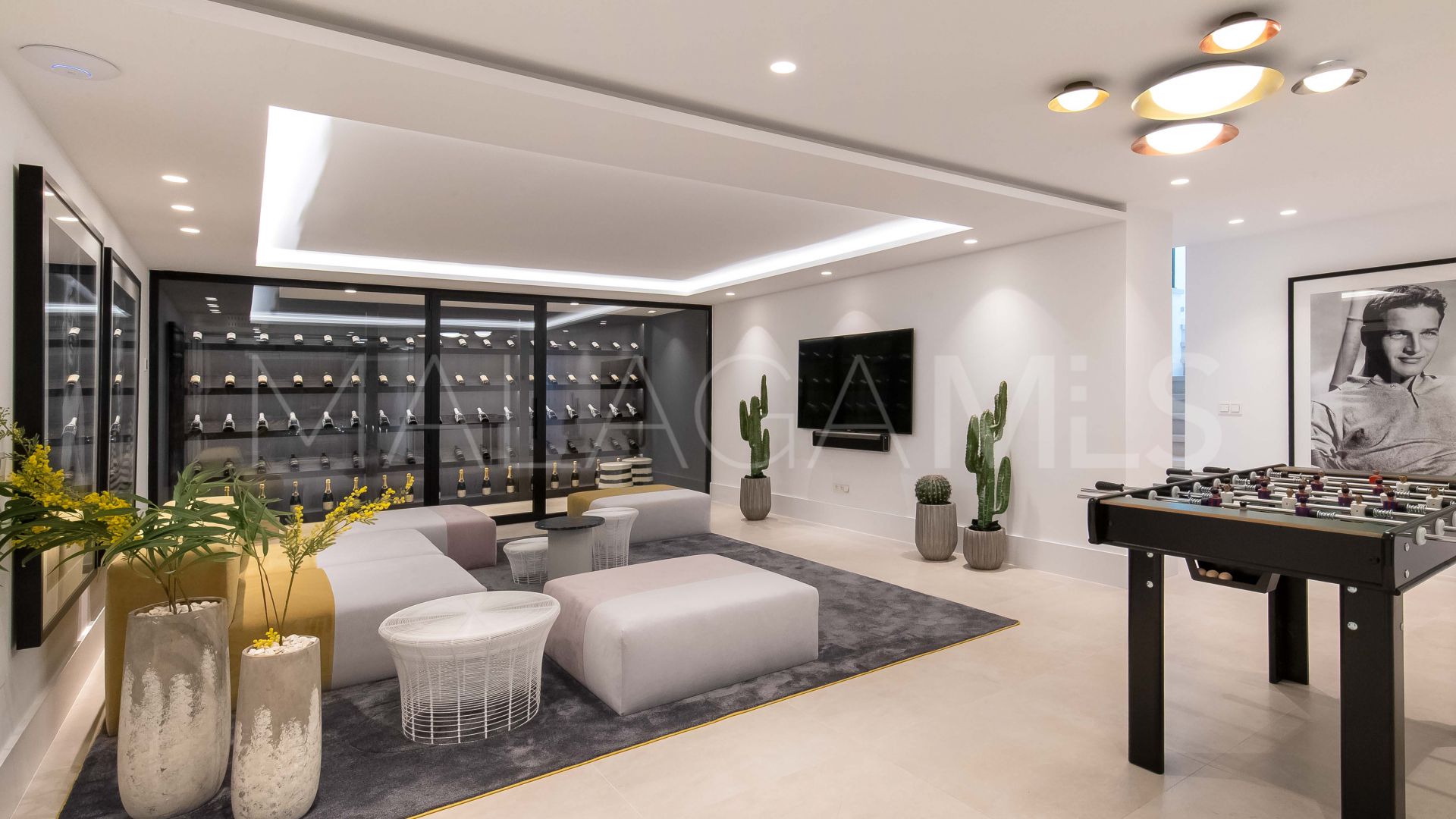 Villa for sale in Nueva Andalucia