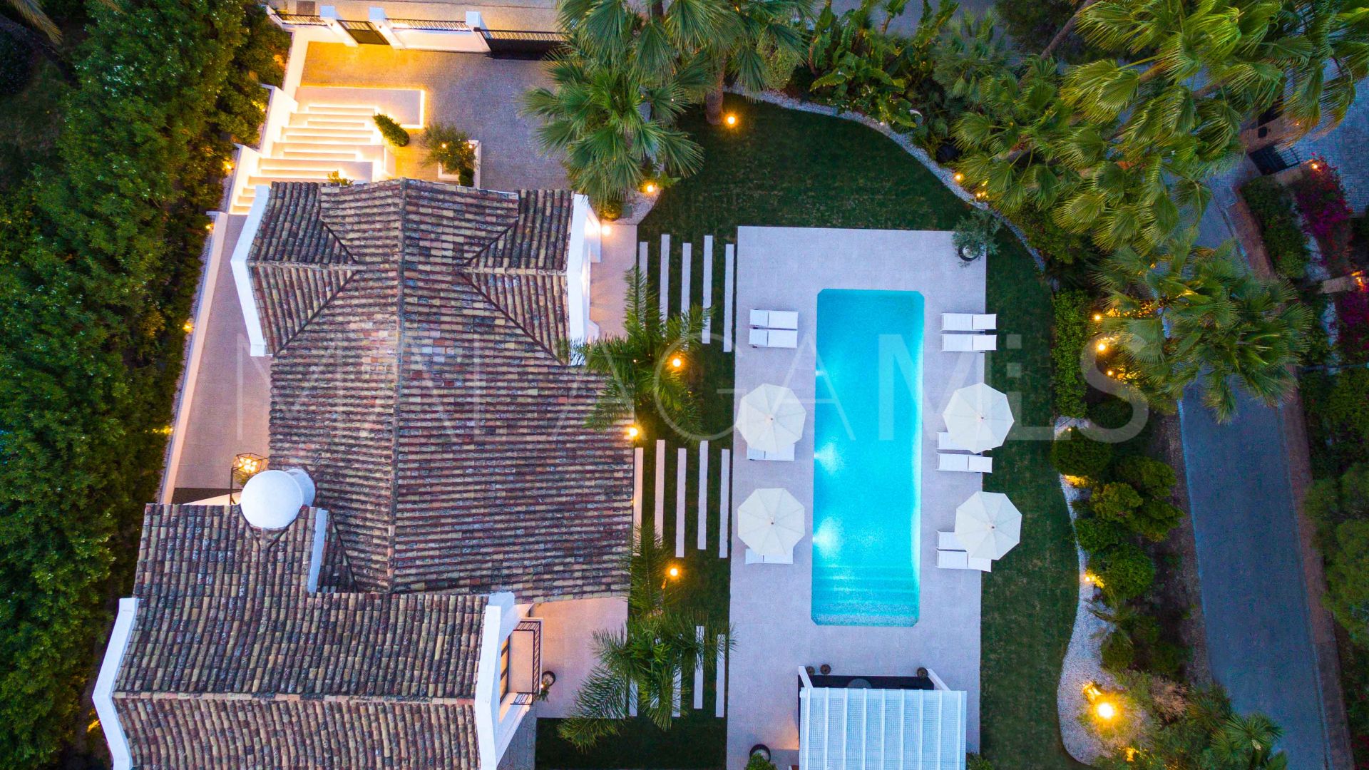 Villa for sale in Nueva Andalucia