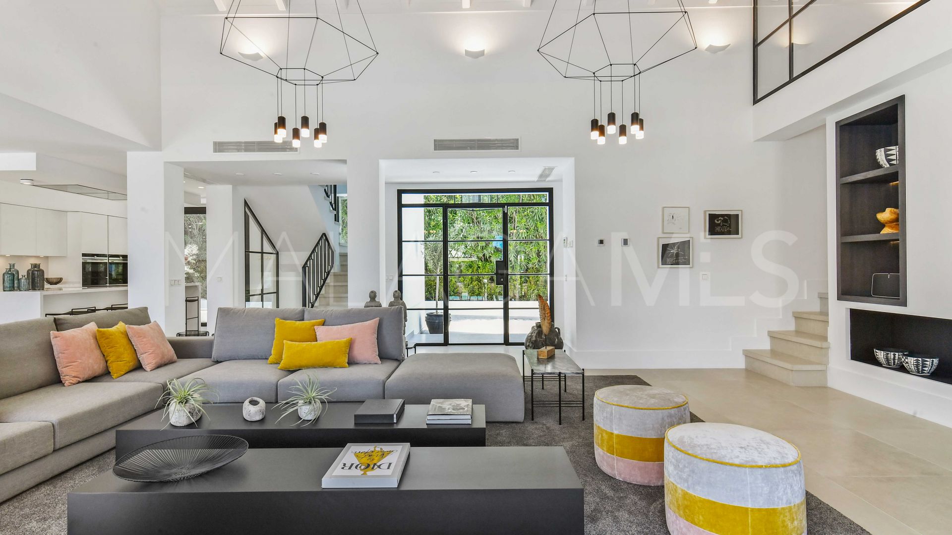 Villa for sale in Nueva Andalucia