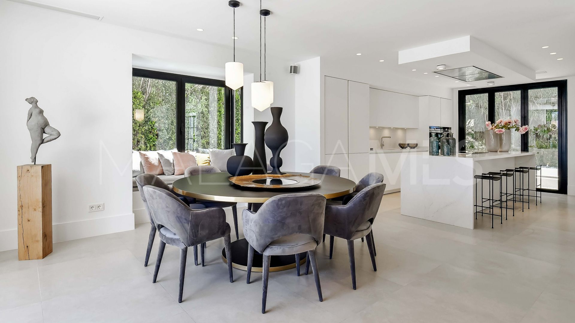 Villa for sale in Nueva Andalucia