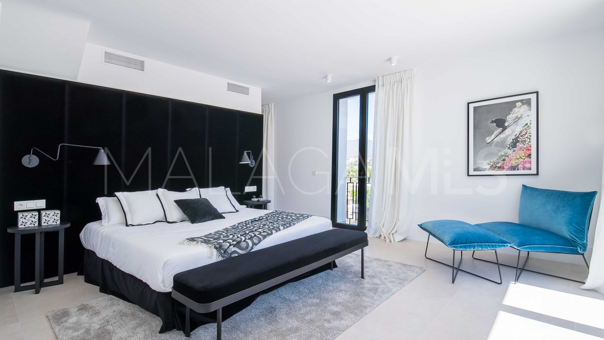 Villa for sale in Nueva Andalucia