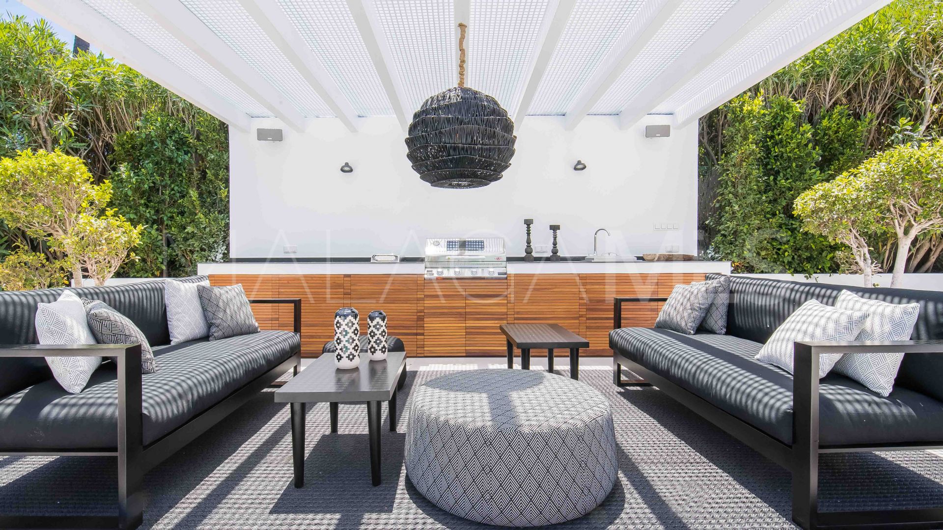 Villa for sale in Nueva Andalucia