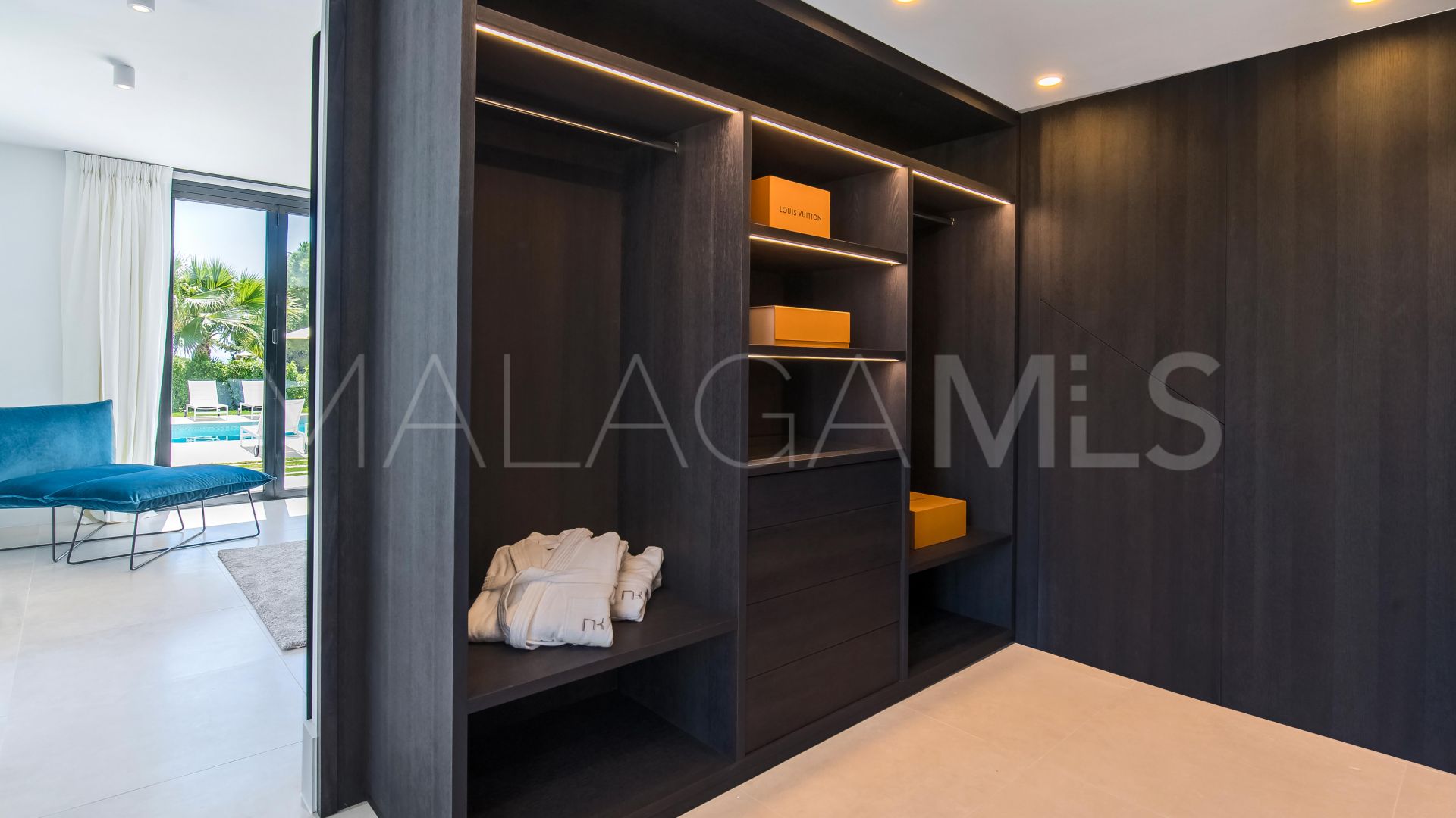 Villa for sale in Nueva Andalucia