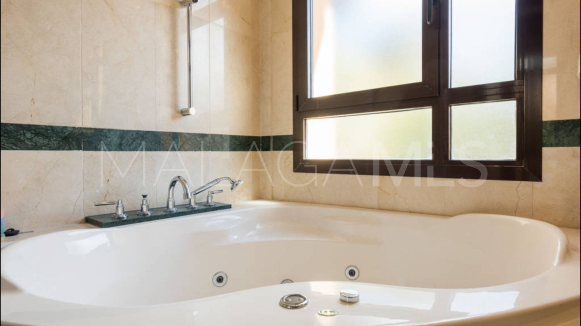 Bungalow for sale in Bahia de Banus