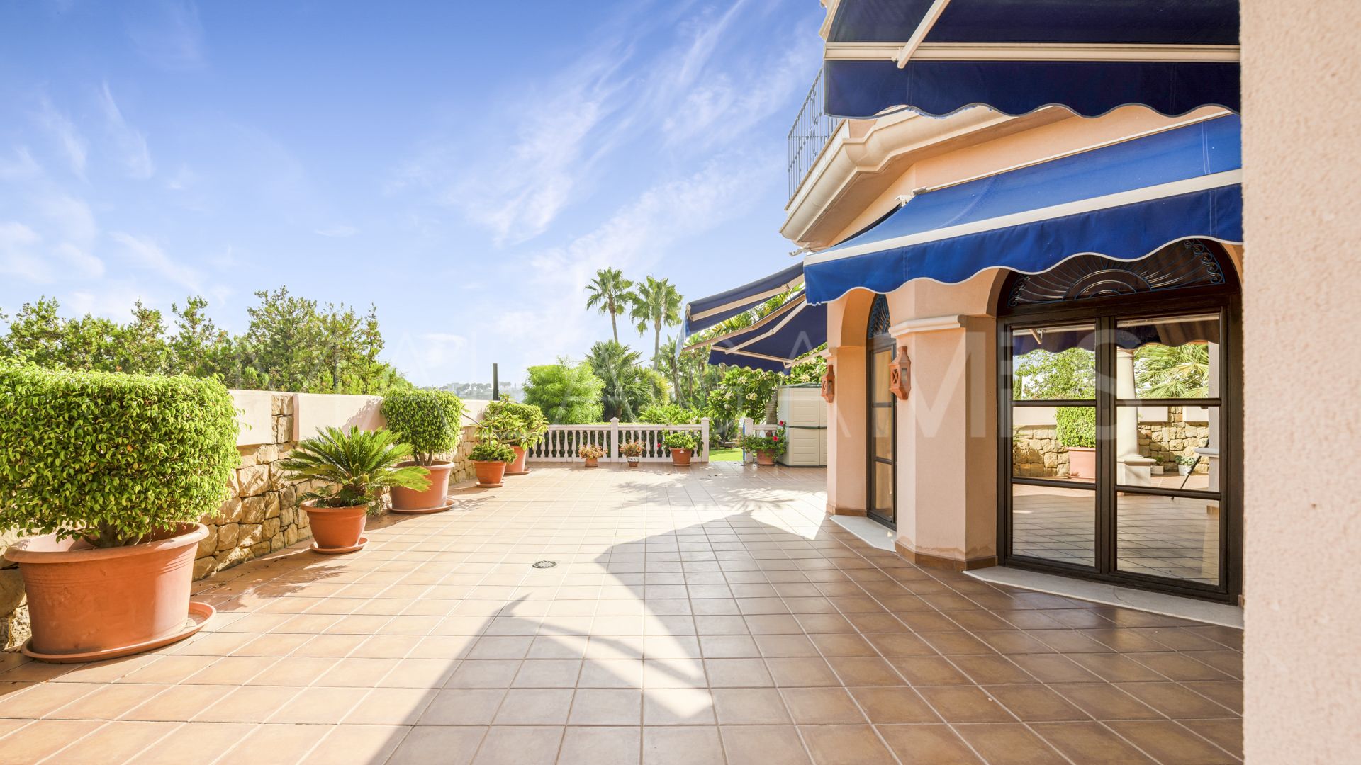 Villa for sale in Nueva Andalucia