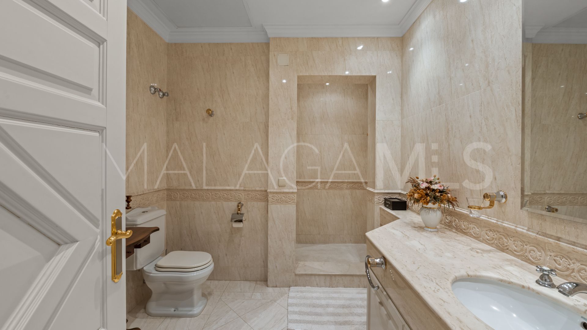 Villa for sale in Nueva Andalucia