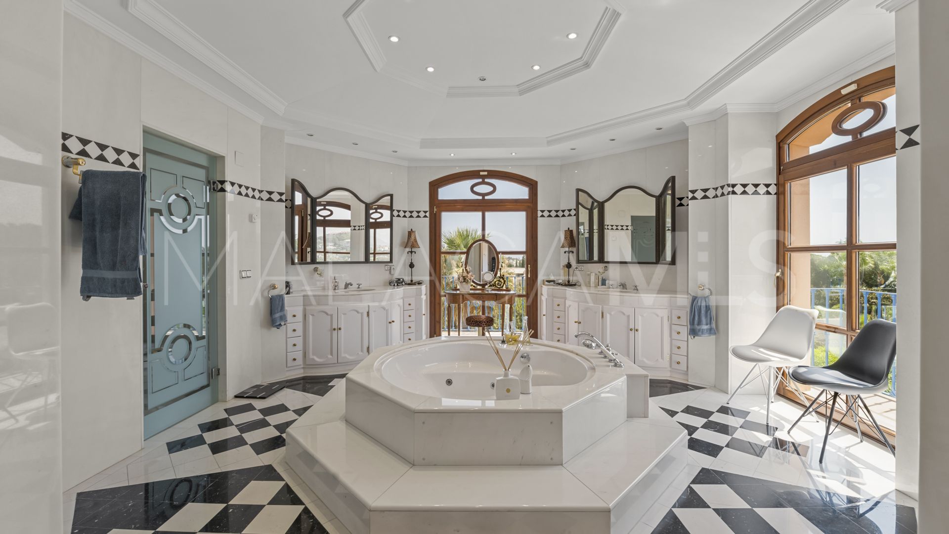 Villa for sale in Nueva Andalucia