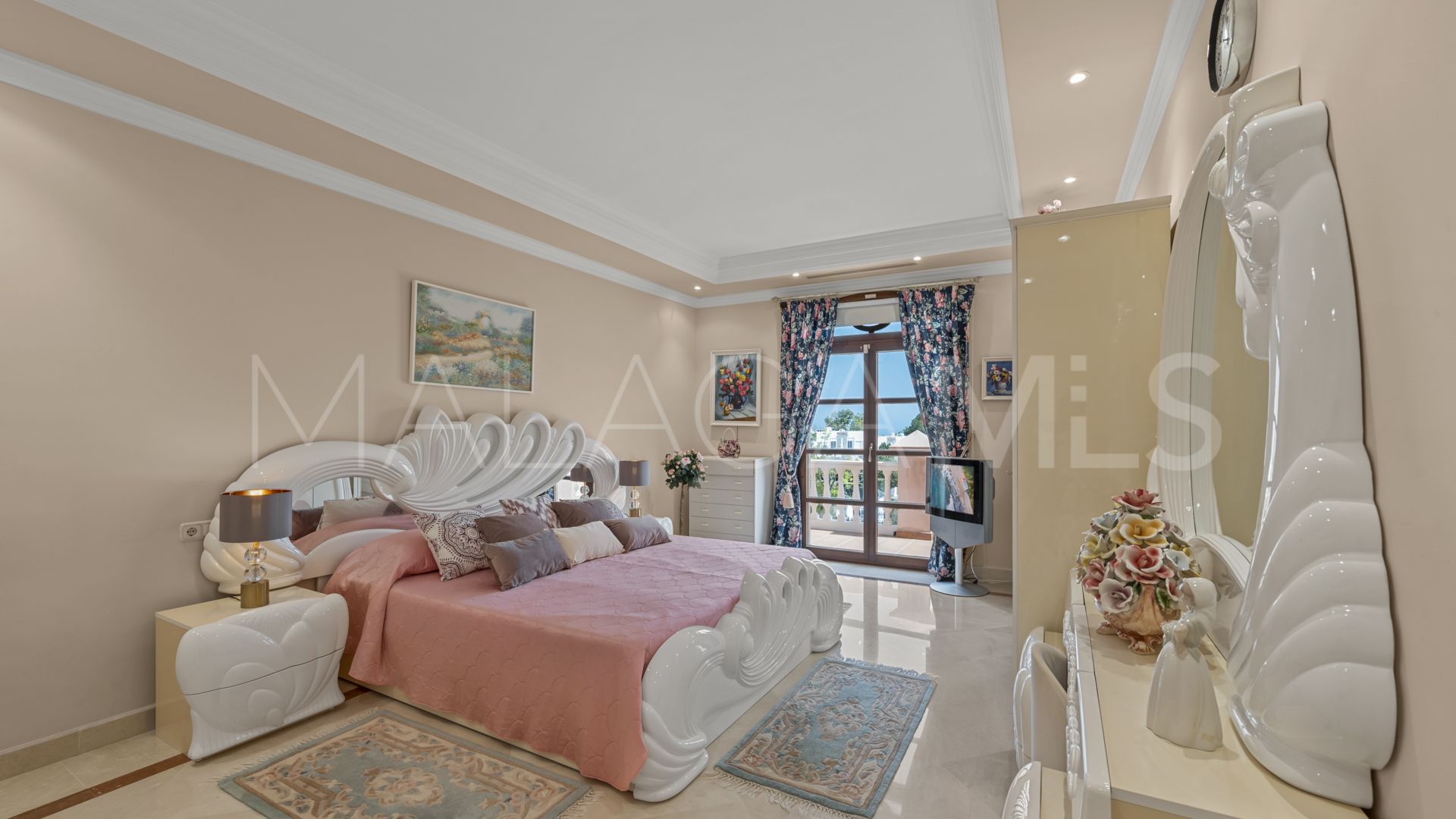 Villa for sale in Nueva Andalucia