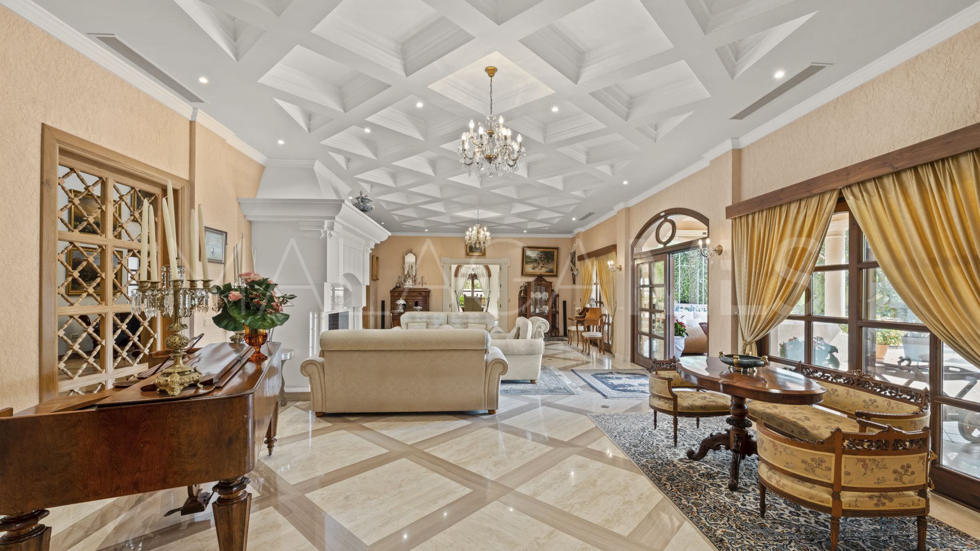 Villa for sale in Nueva Andalucia