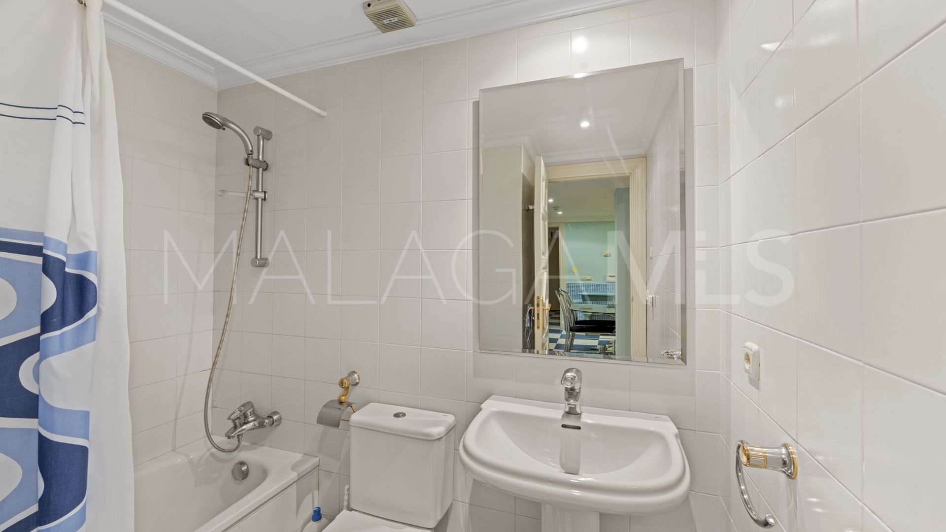 Villa for sale in Nueva Andalucia