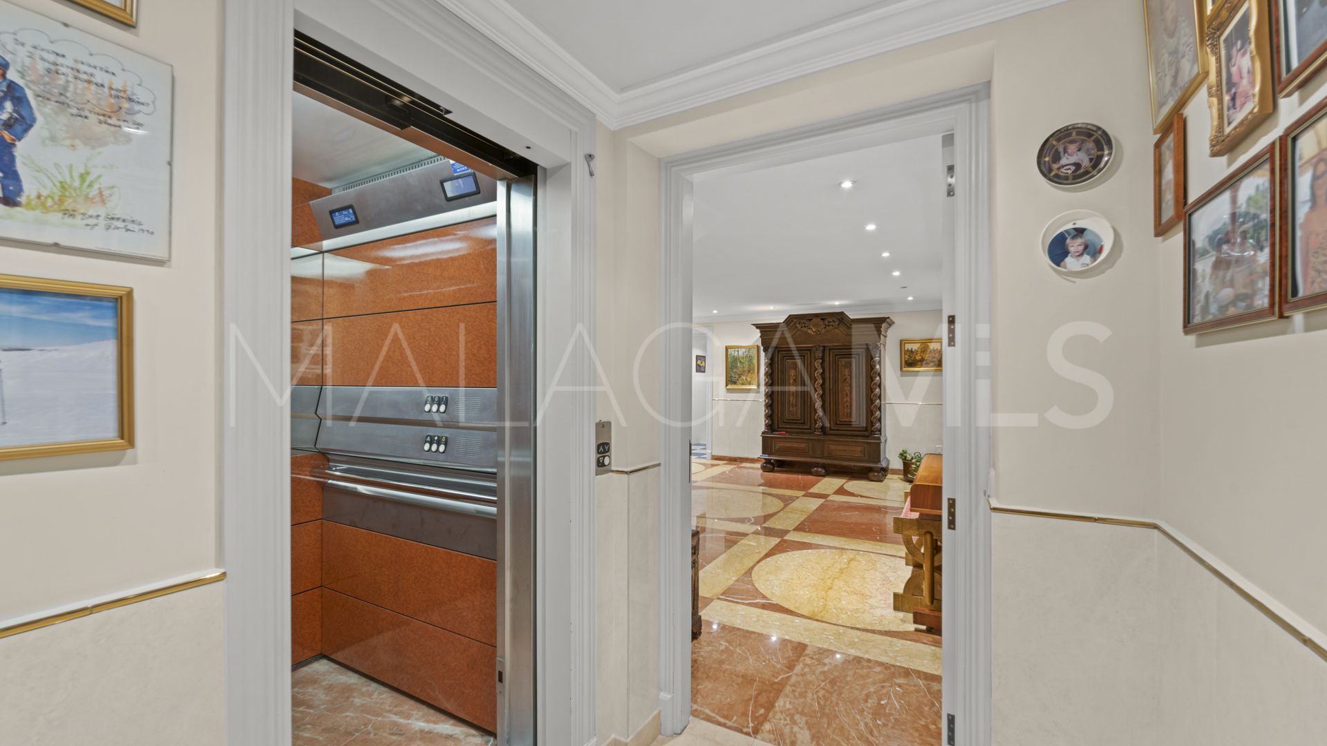 Villa for sale in Nueva Andalucia