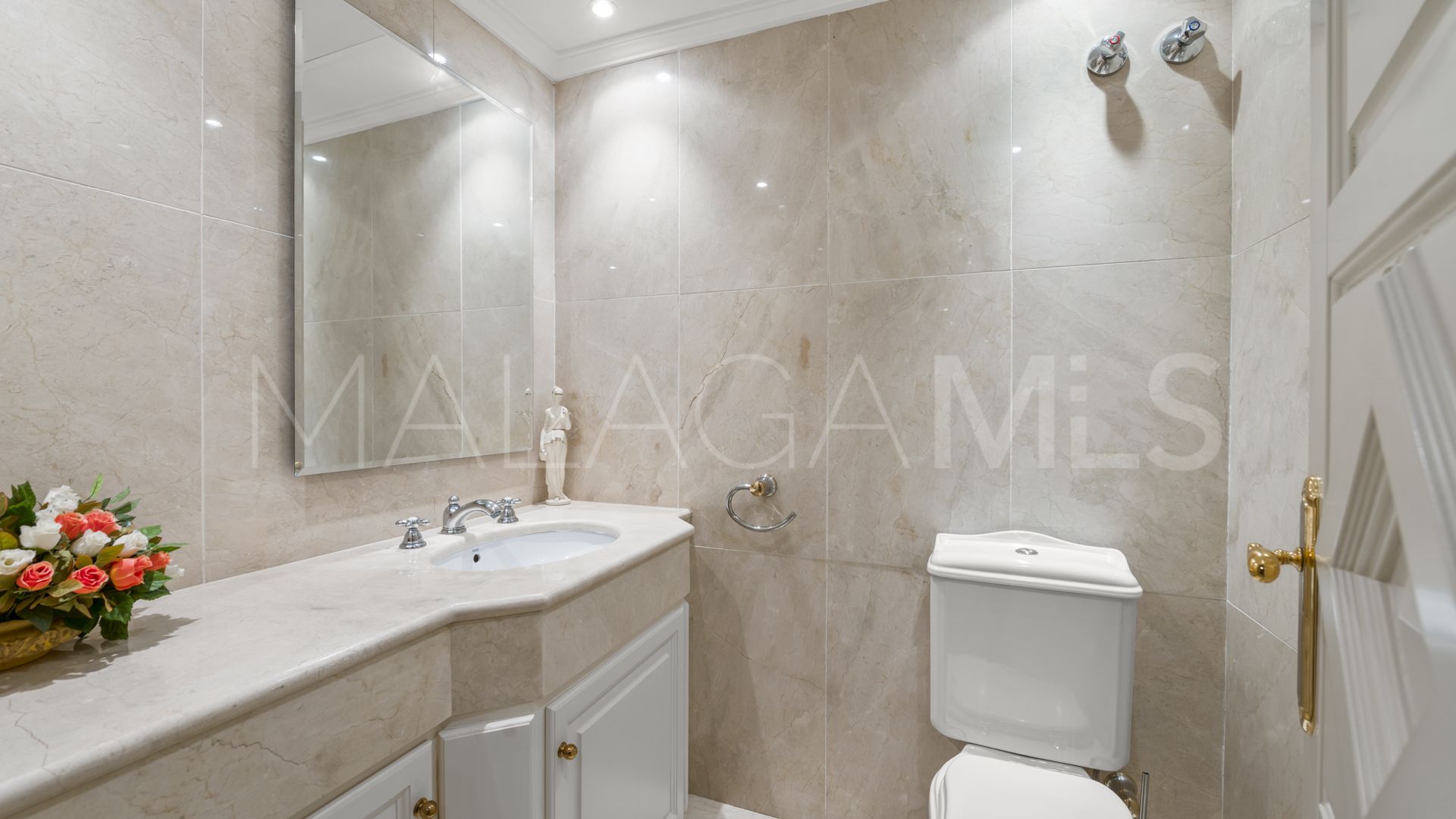 Villa for sale in Nueva Andalucia