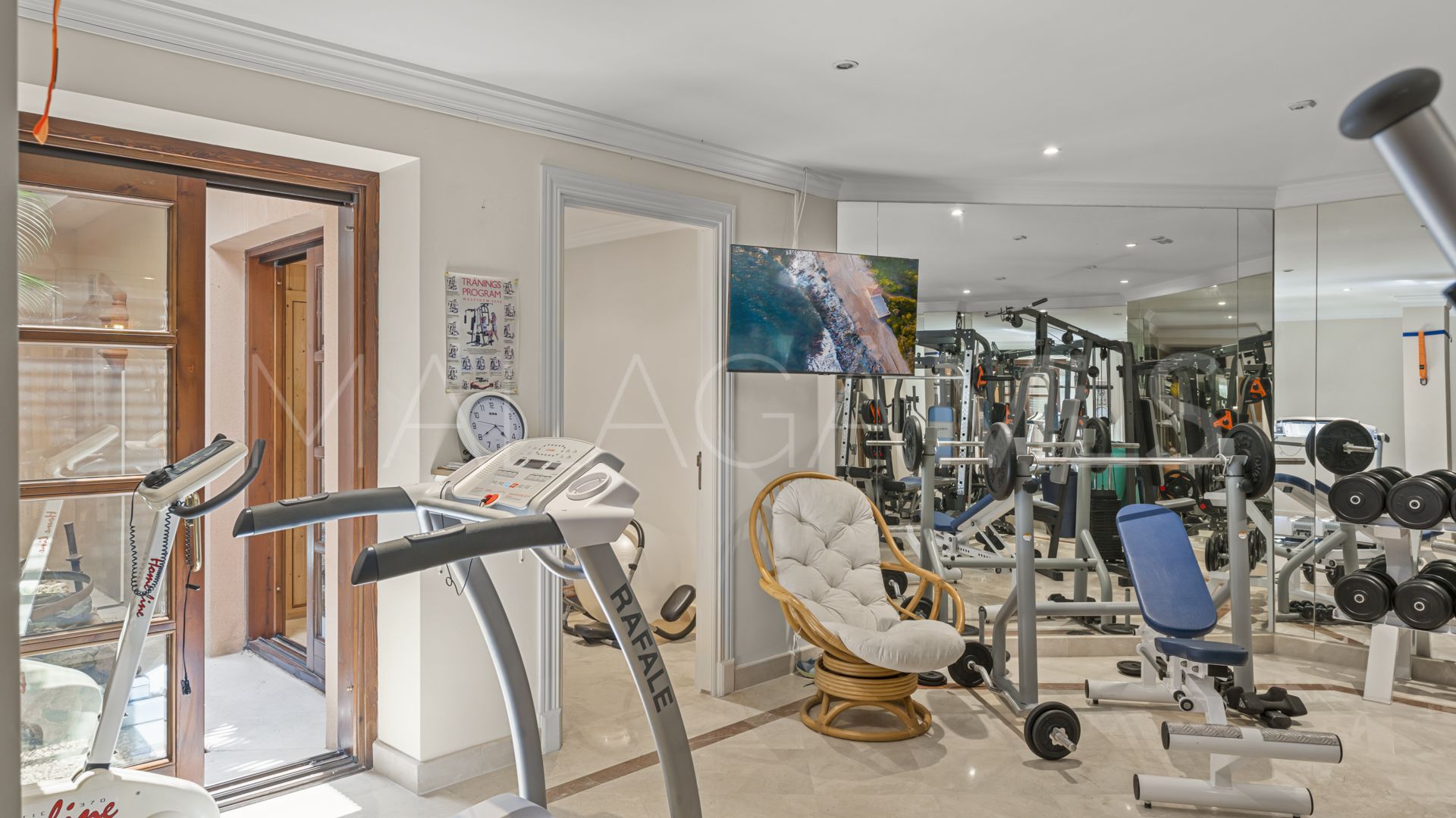 Villa for sale in Nueva Andalucia