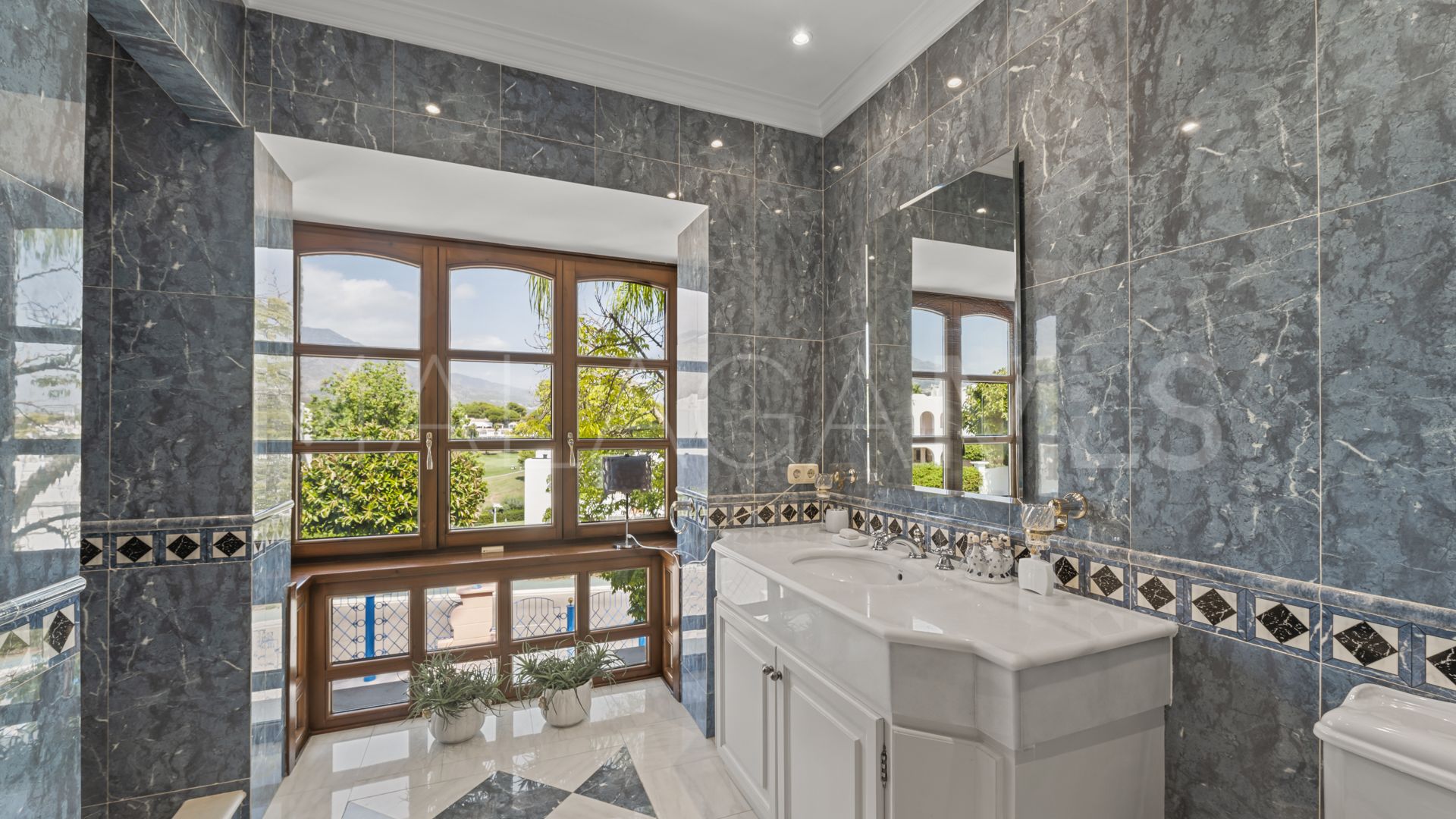 Villa for sale in Nueva Andalucia