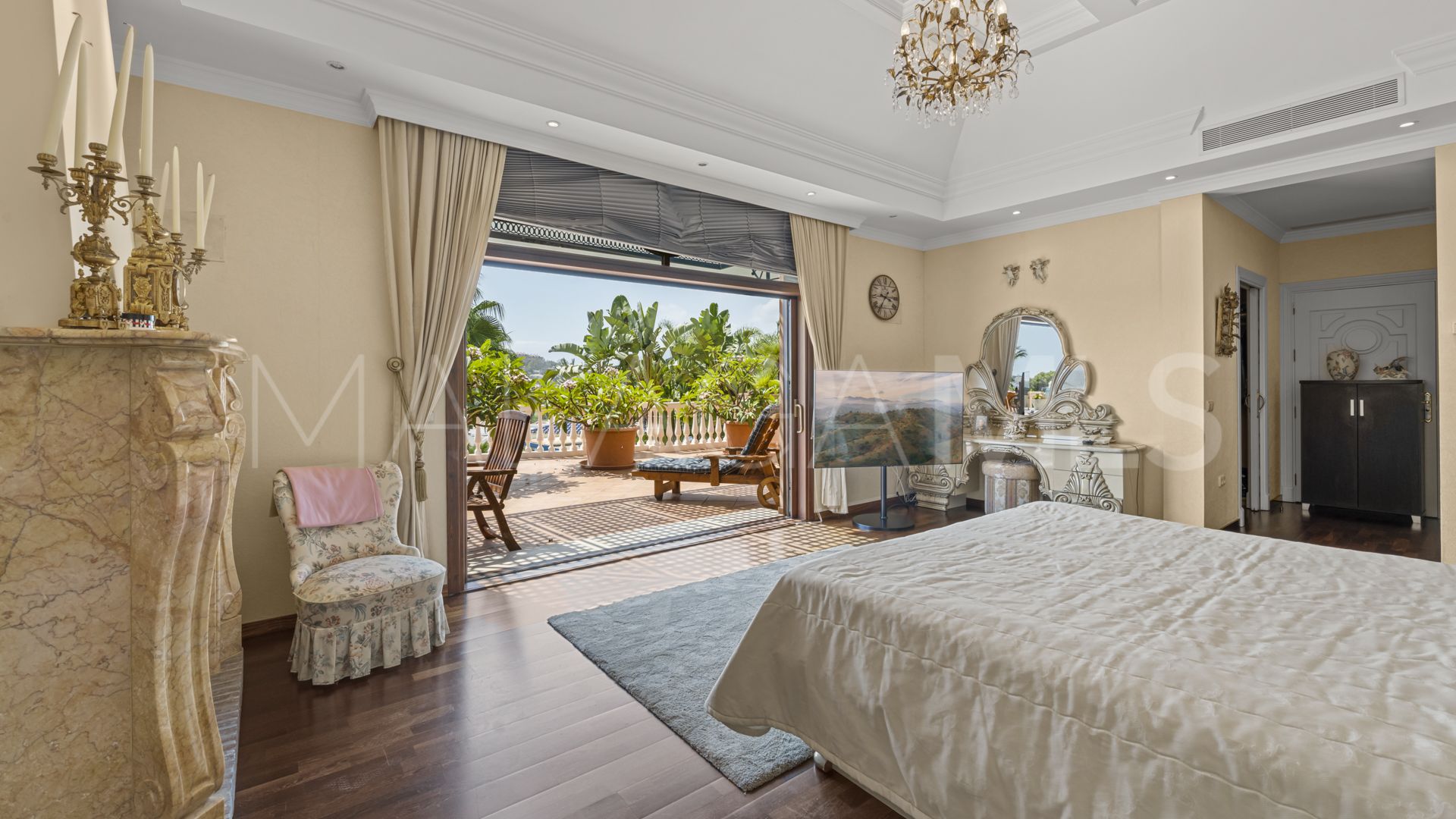 Villa for sale in Nueva Andalucia