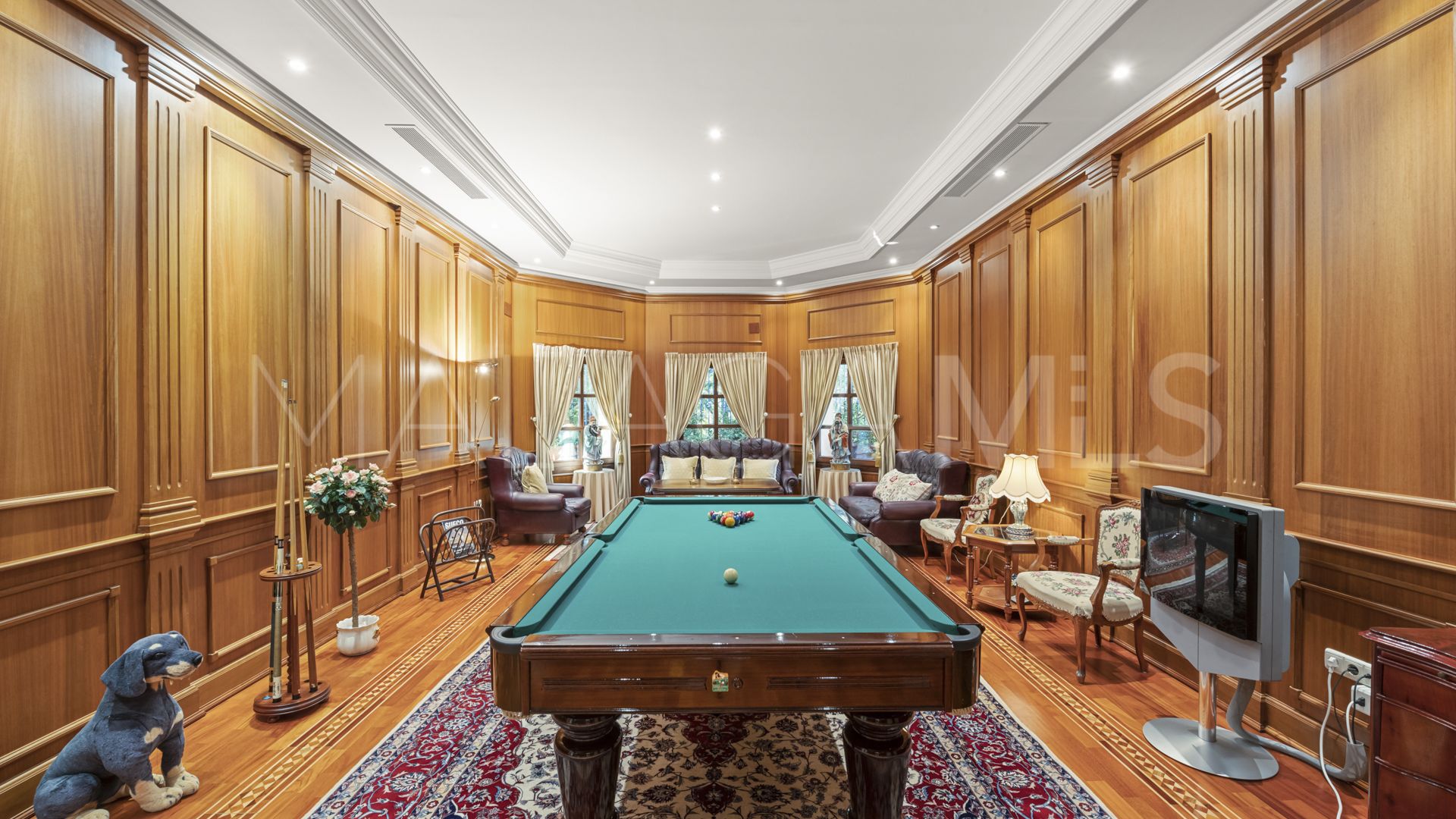 Villa for sale in Nueva Andalucia