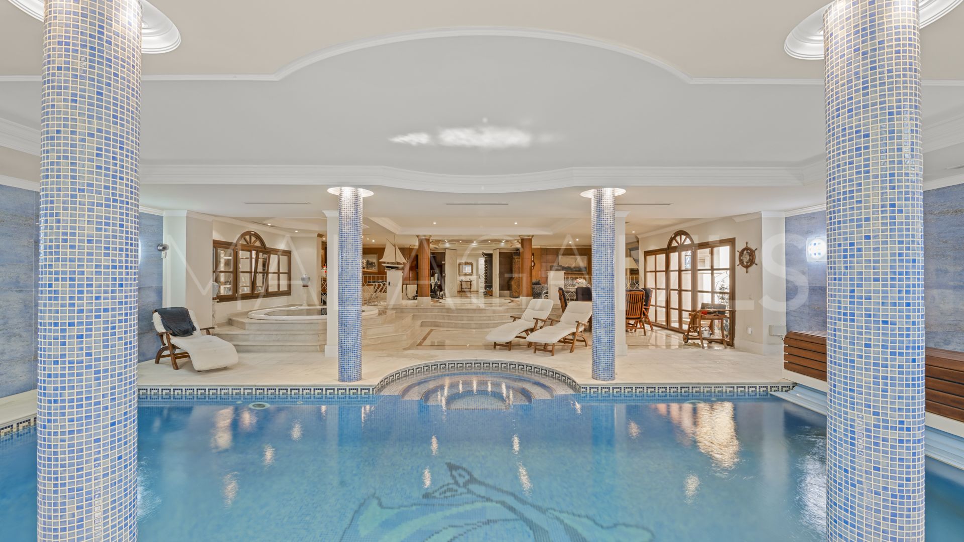 Villa for sale in Nueva Andalucia