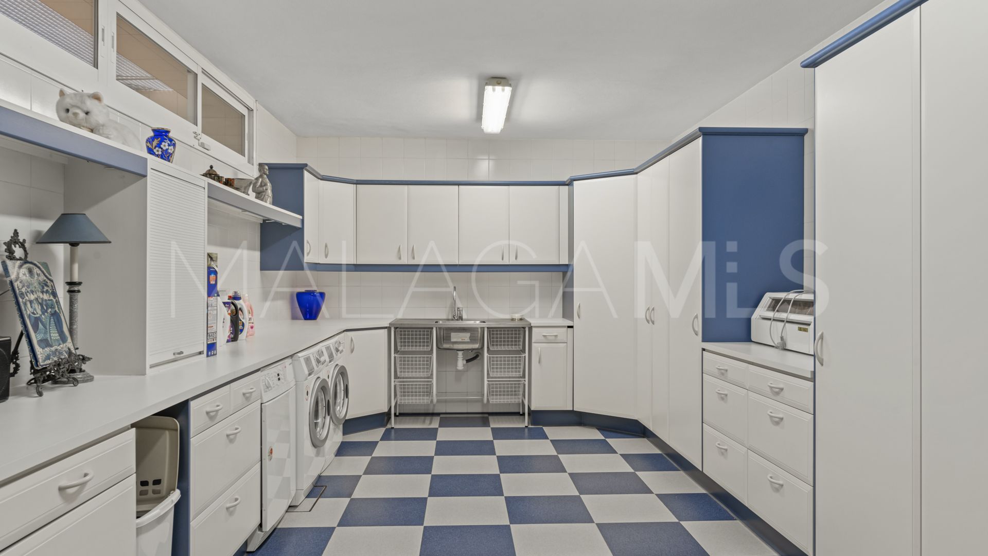 Villa for sale in Nueva Andalucia