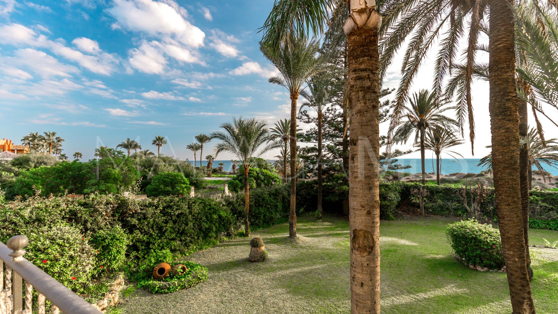 Buy villa in La Reserva de los Monteros