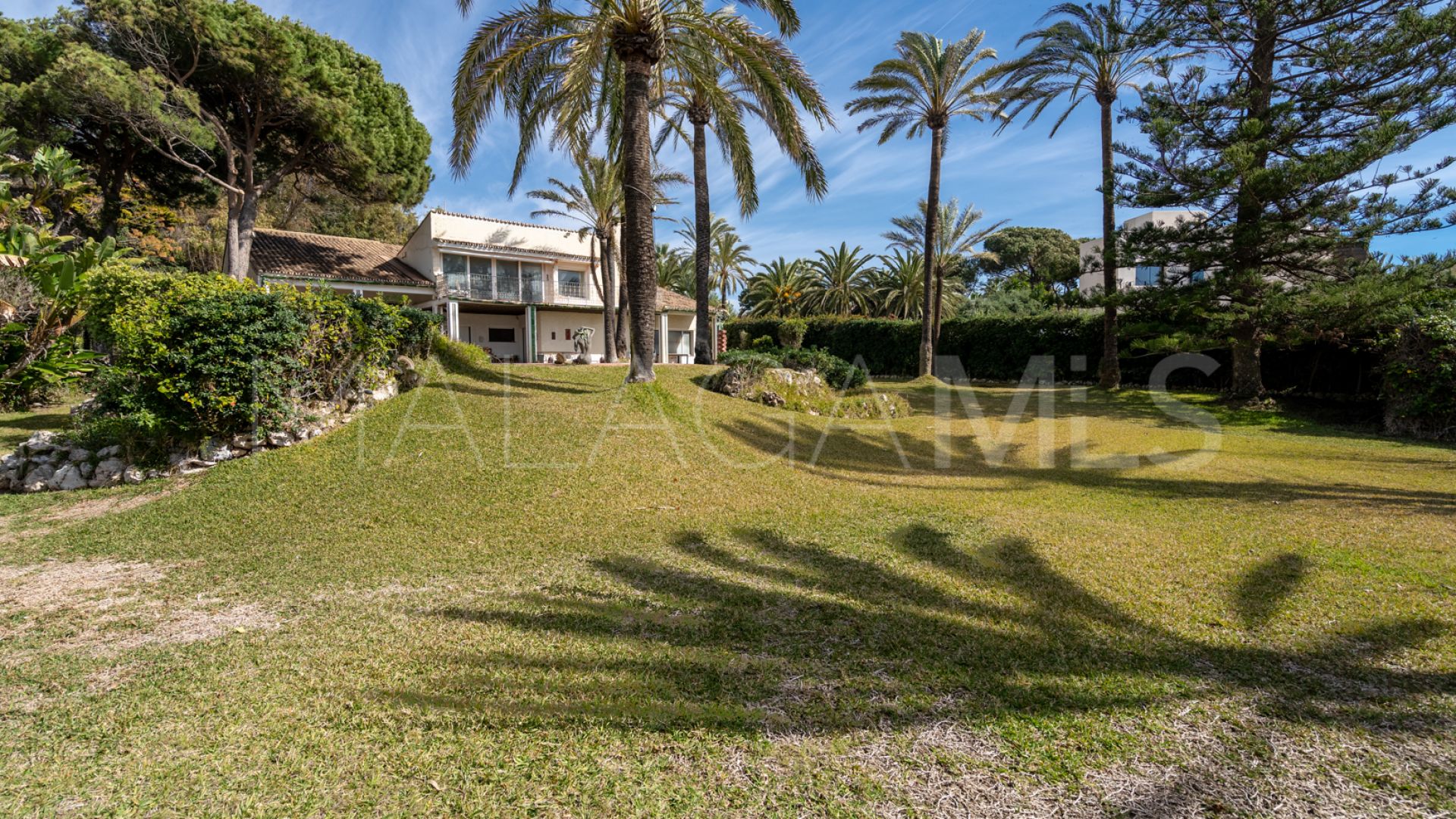 Buy villa in La Reserva de los Monteros