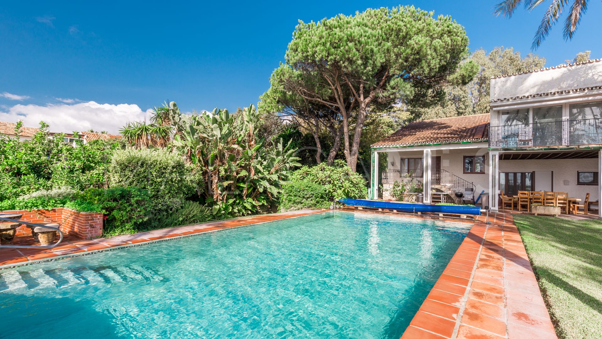 Buy villa in La Reserva de los Monteros