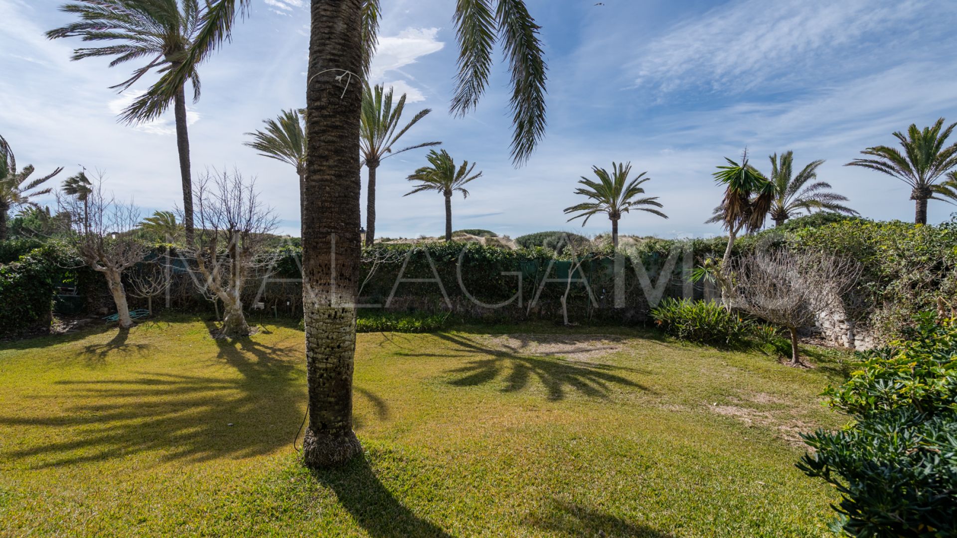 Buy villa in La Reserva de los Monteros