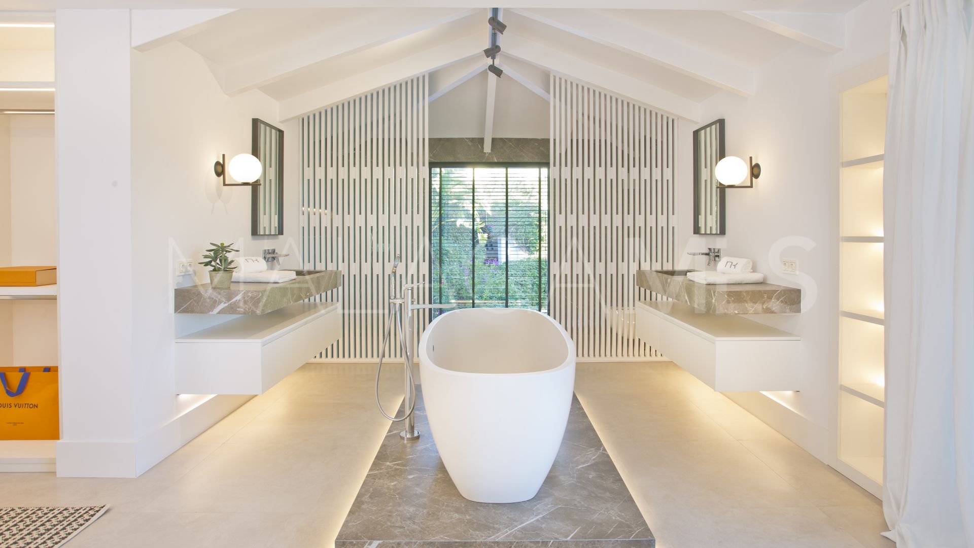 Villa for sale in Nueva Andalucia