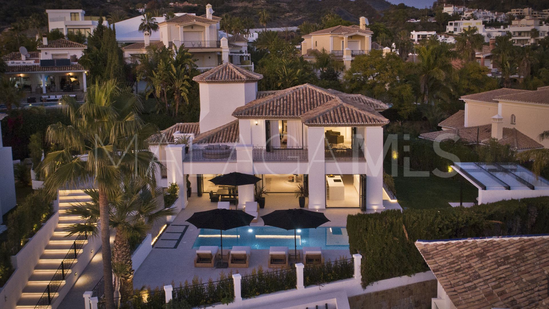 Villa for sale in Nueva Andalucia