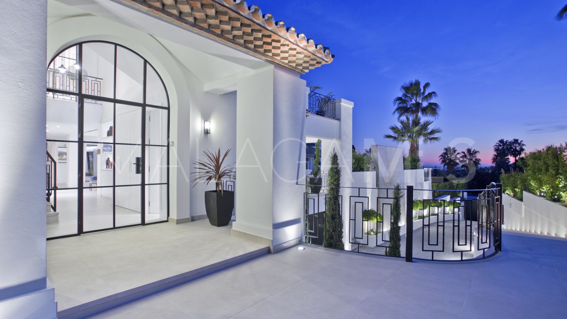 Villa for sale in Nueva Andalucia