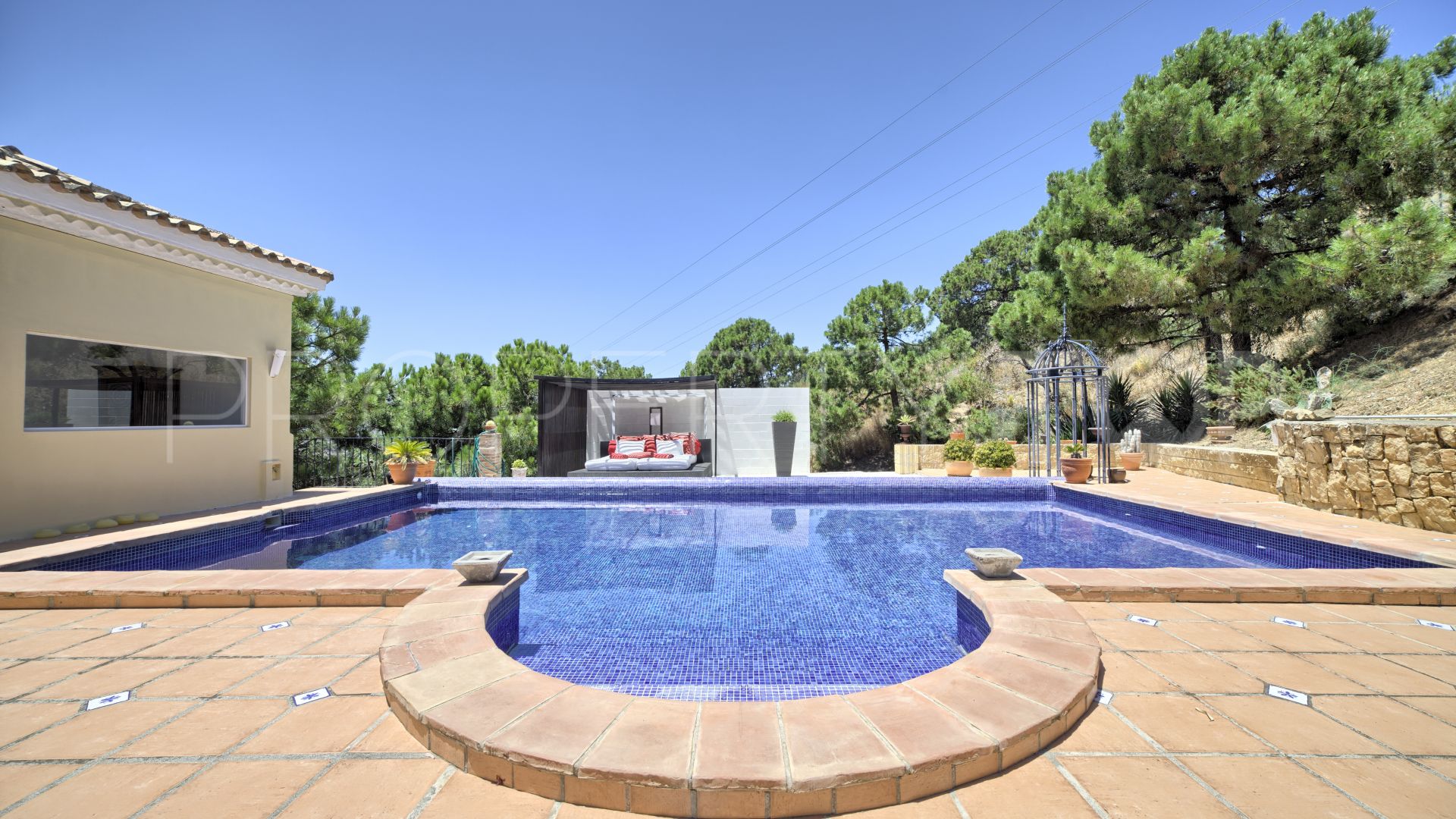 For sale villa in Los Reales - Sierra Estepona with 4 bedrooms